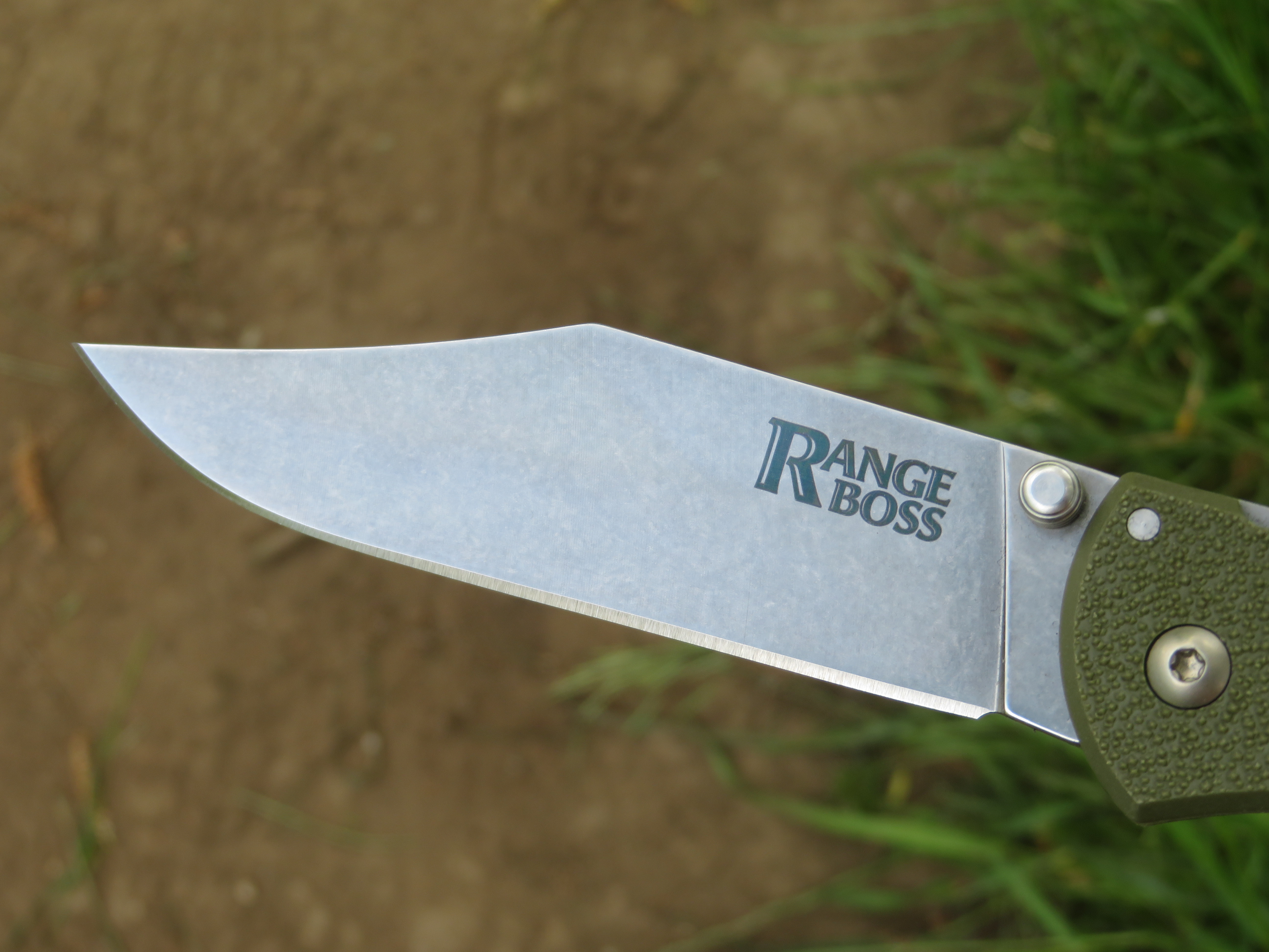 Detail čepele nože Range Boss od firmy Cold Steel s prohnutým neboli bowie hrotem.
