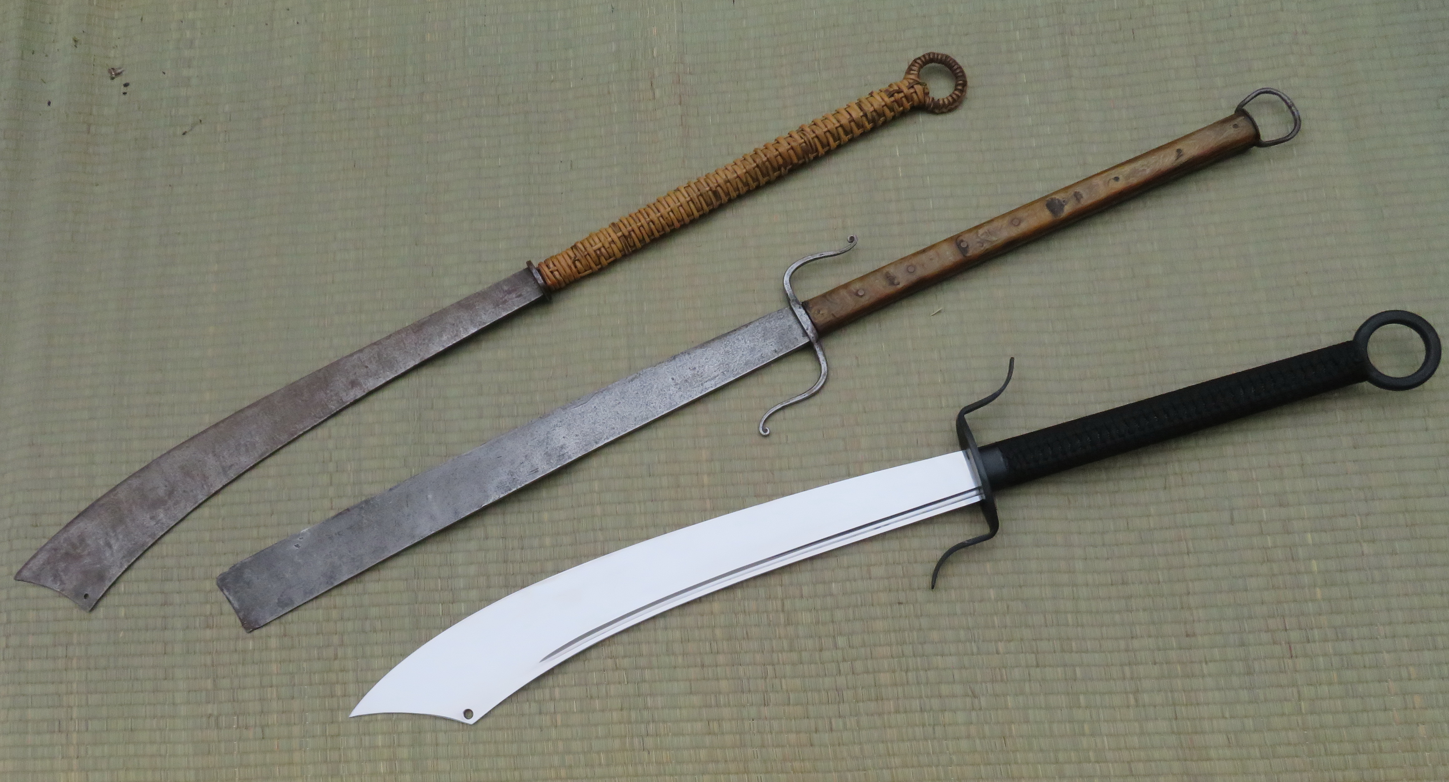 www.cold-steel.cz_Model War sword Ta dao od CS nahoře na fotografii, dole originální čínské  šavle Dadao.