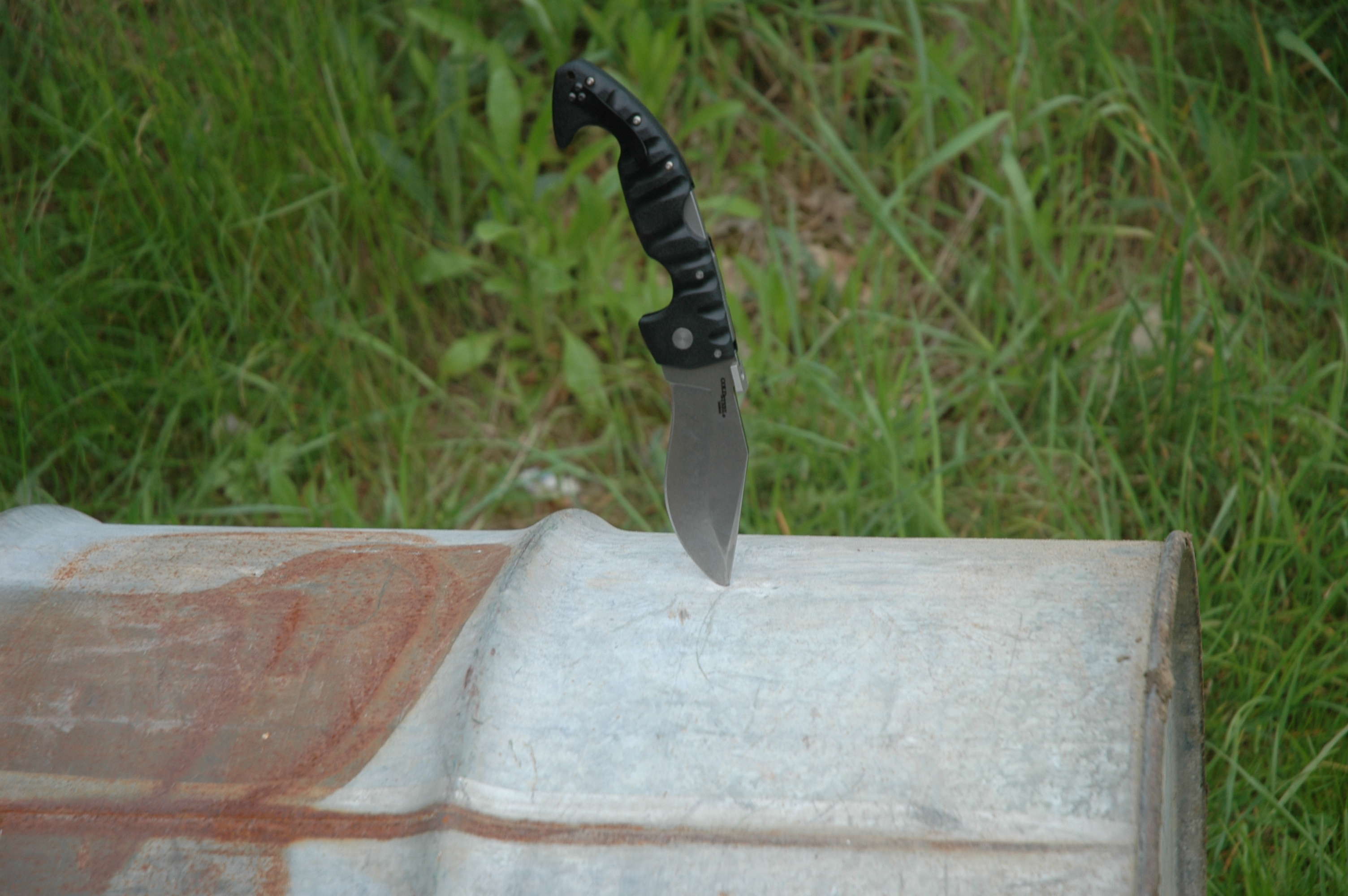 Probodnutý pozinkovaný plechový sud nožem Spartan od firmy Cold Steel.