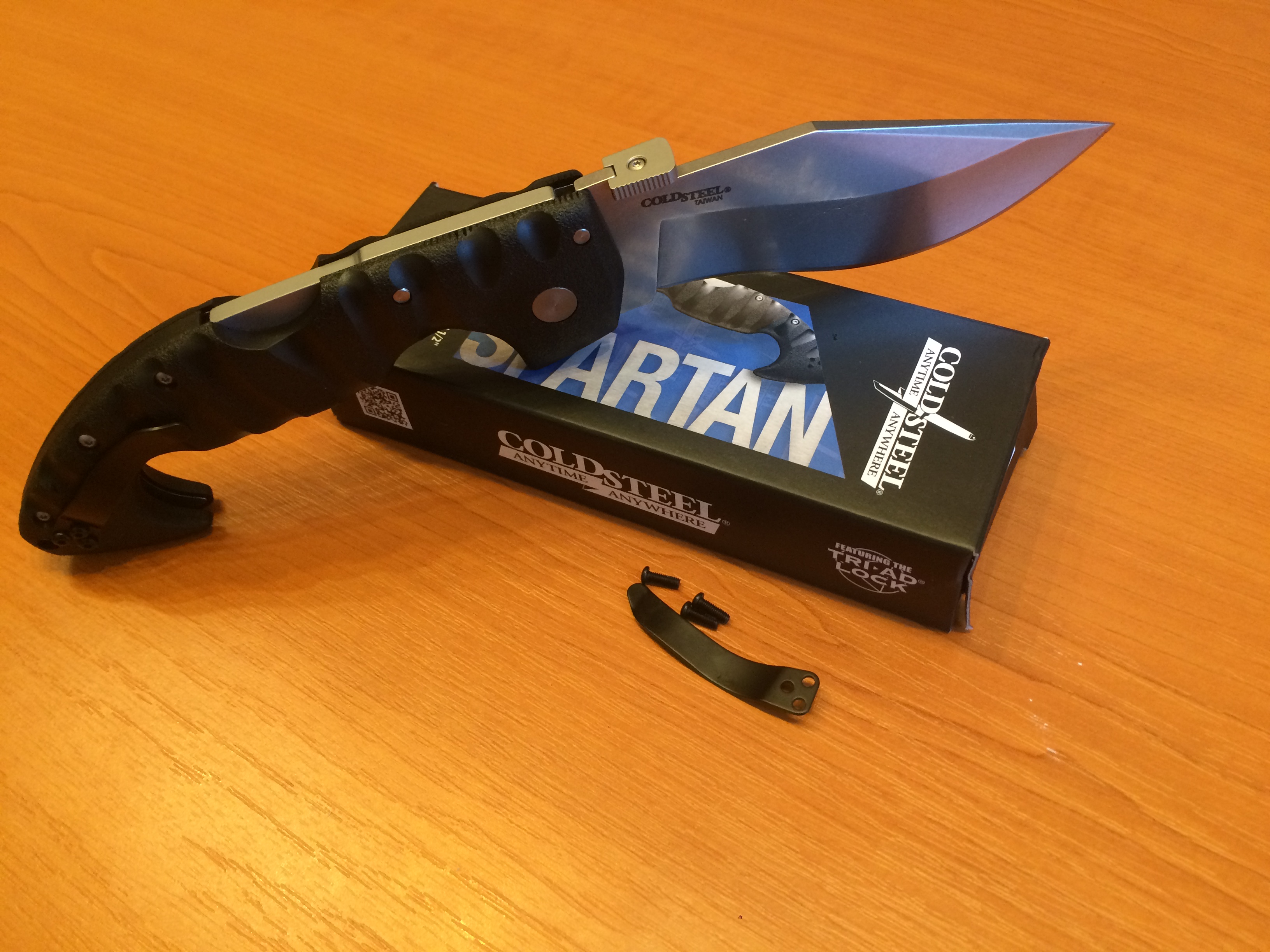 Součástí balení je spolu  s nožem Spartan od výrobce Cold Steel také klips pro změnu strany nošení