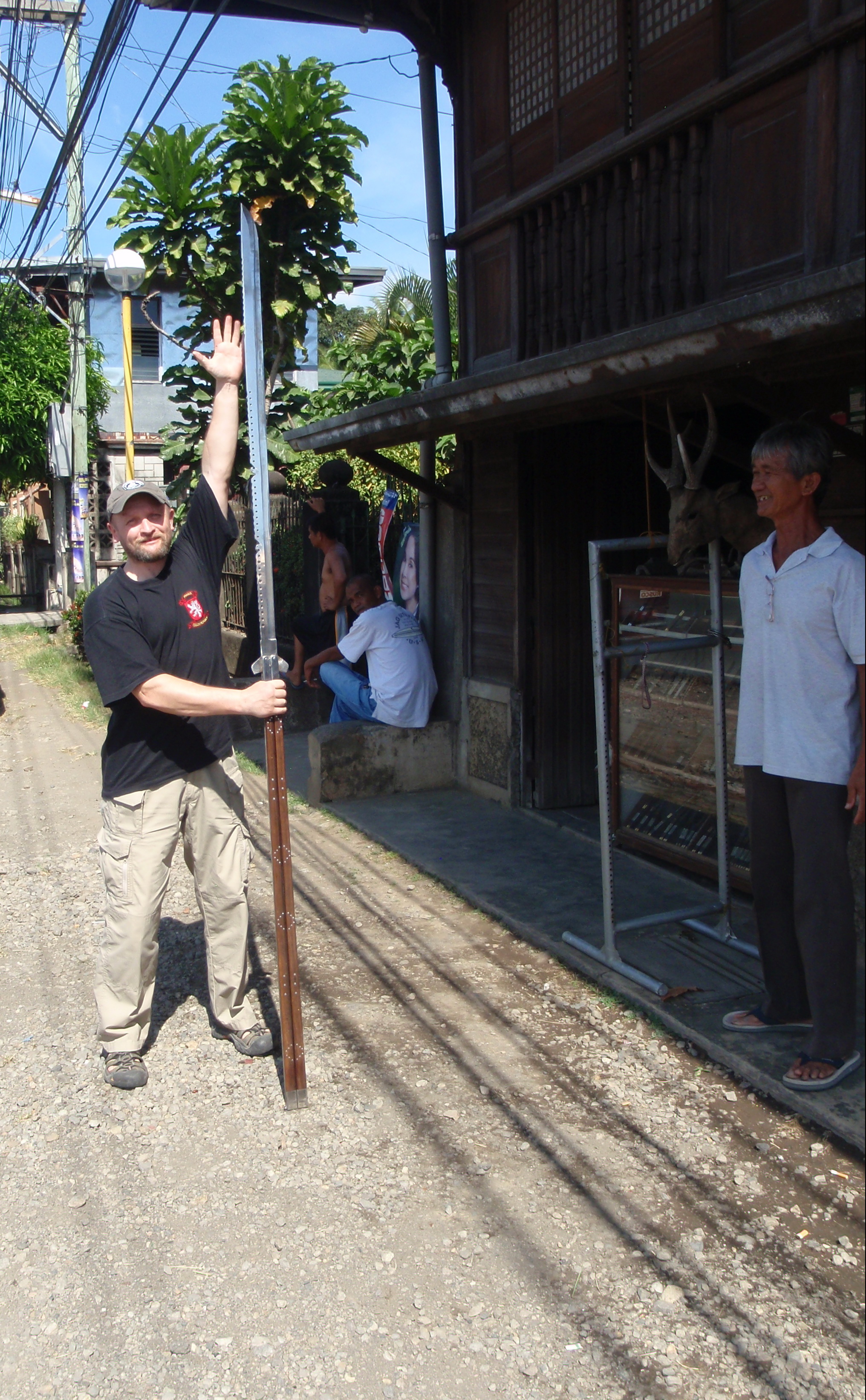 Největší Balisong s kterým jsem se na Filipínách setkal. Jeho celková délka byla cca 2,5 m.