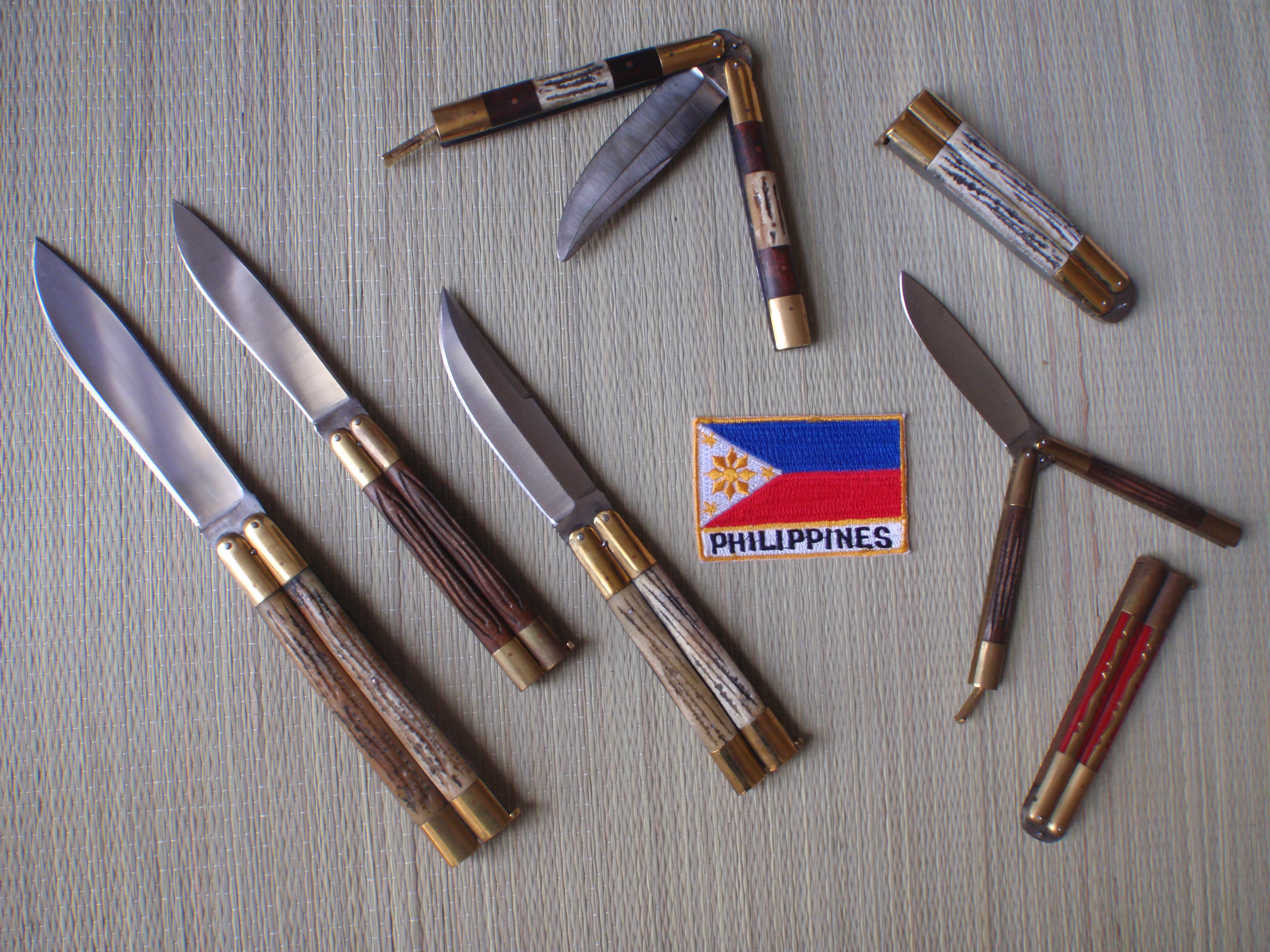 Různé varianty originálních filipínských Balisongů.