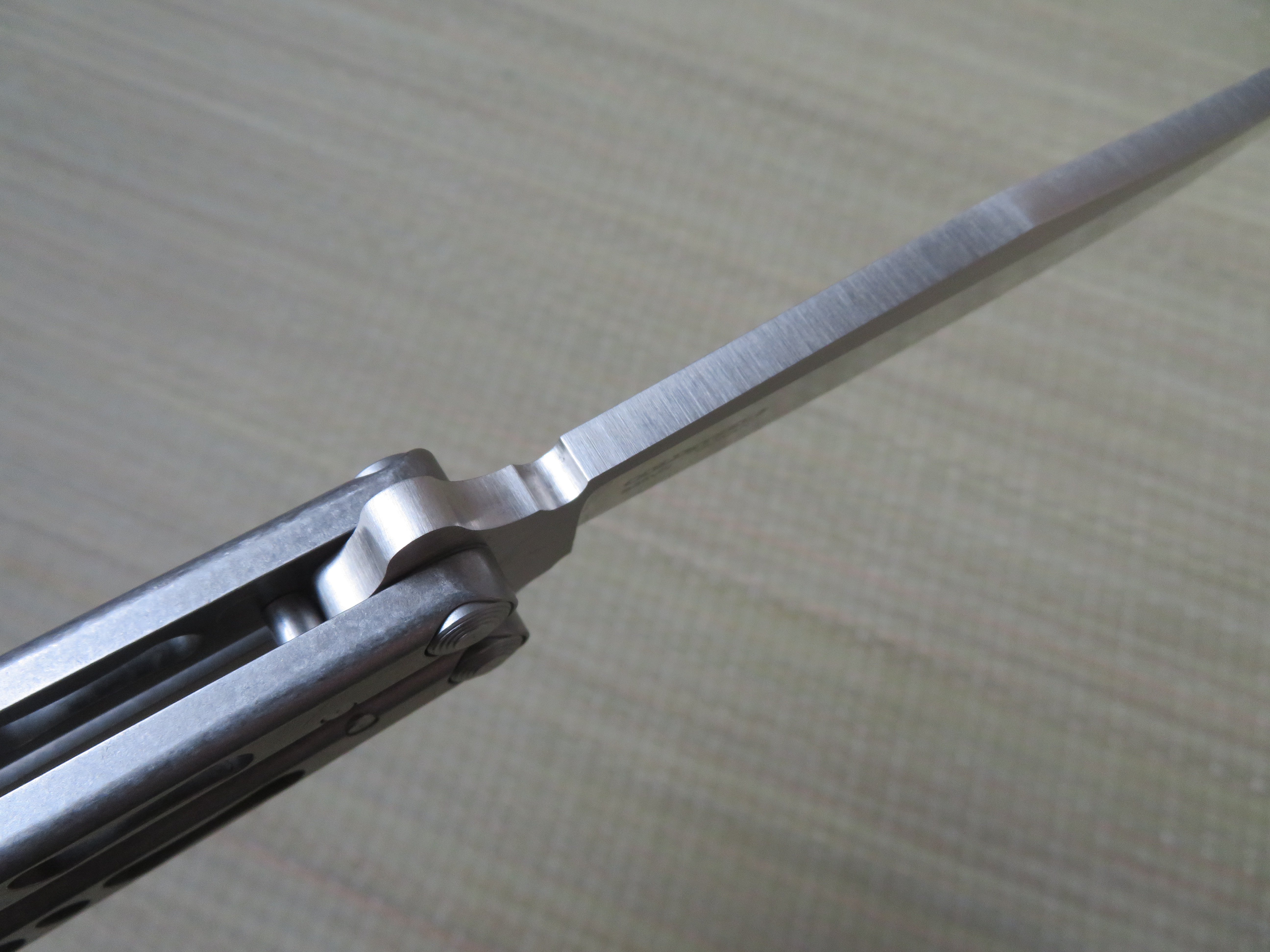 Tloušťka čepele Nože Hidden Angel je úctyhodných 4,8 mm.