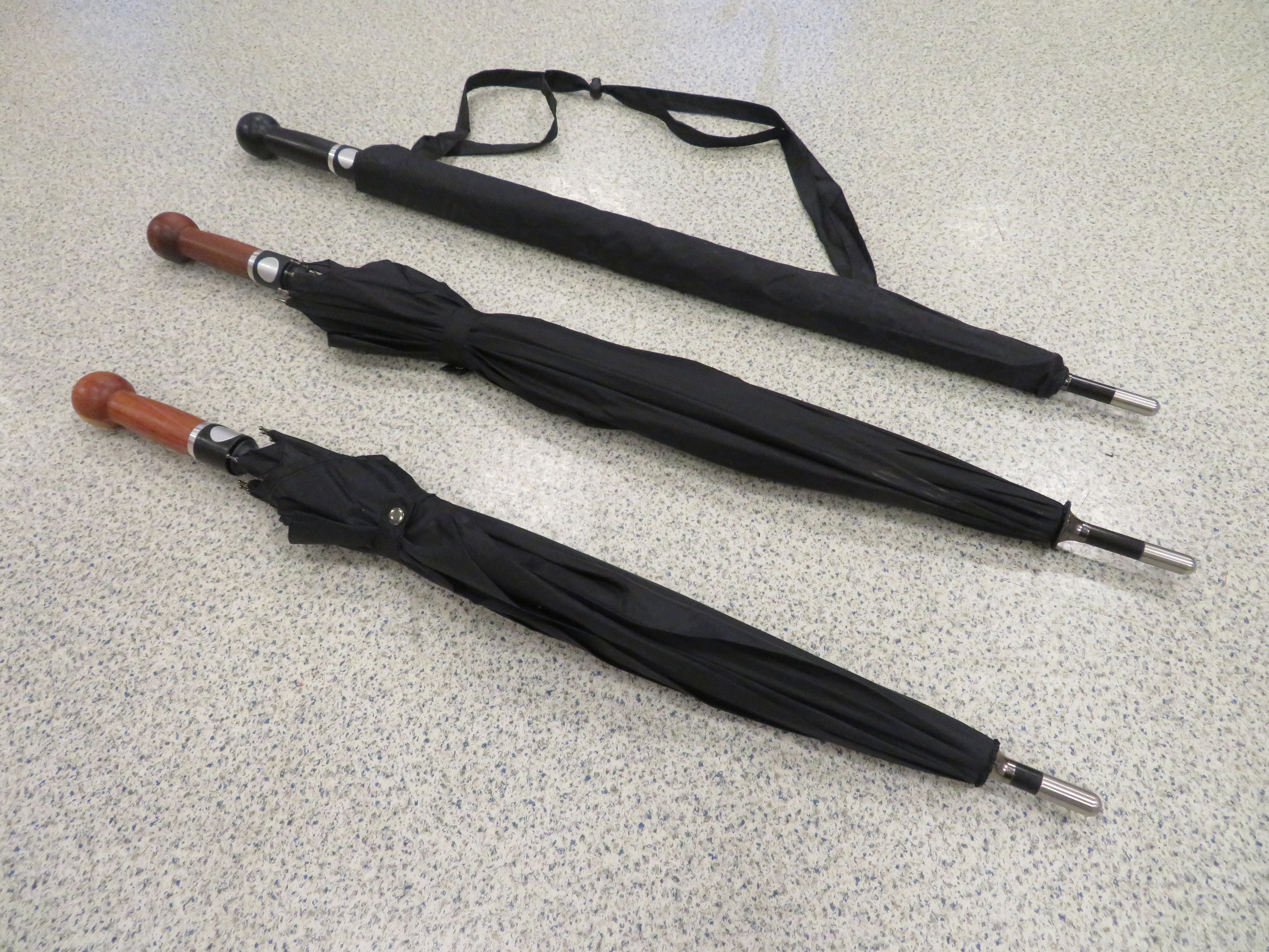 Modely obranných deštníků od společnosti Cold Steel  s kulovou hlavicí/držadlem ve dvou velikostech.