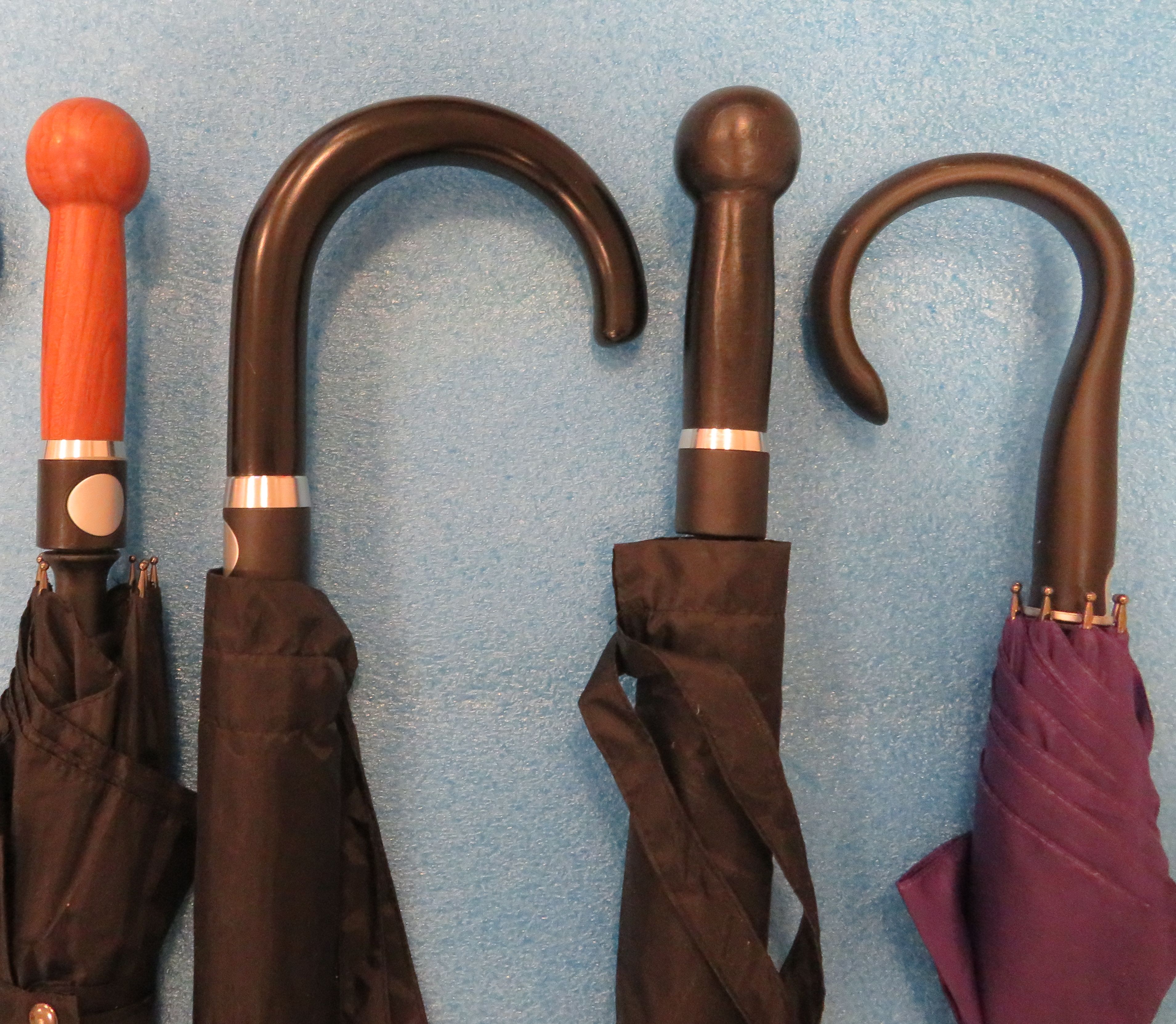 Různé varianty držadel obranných deštníků od Cold Steel.