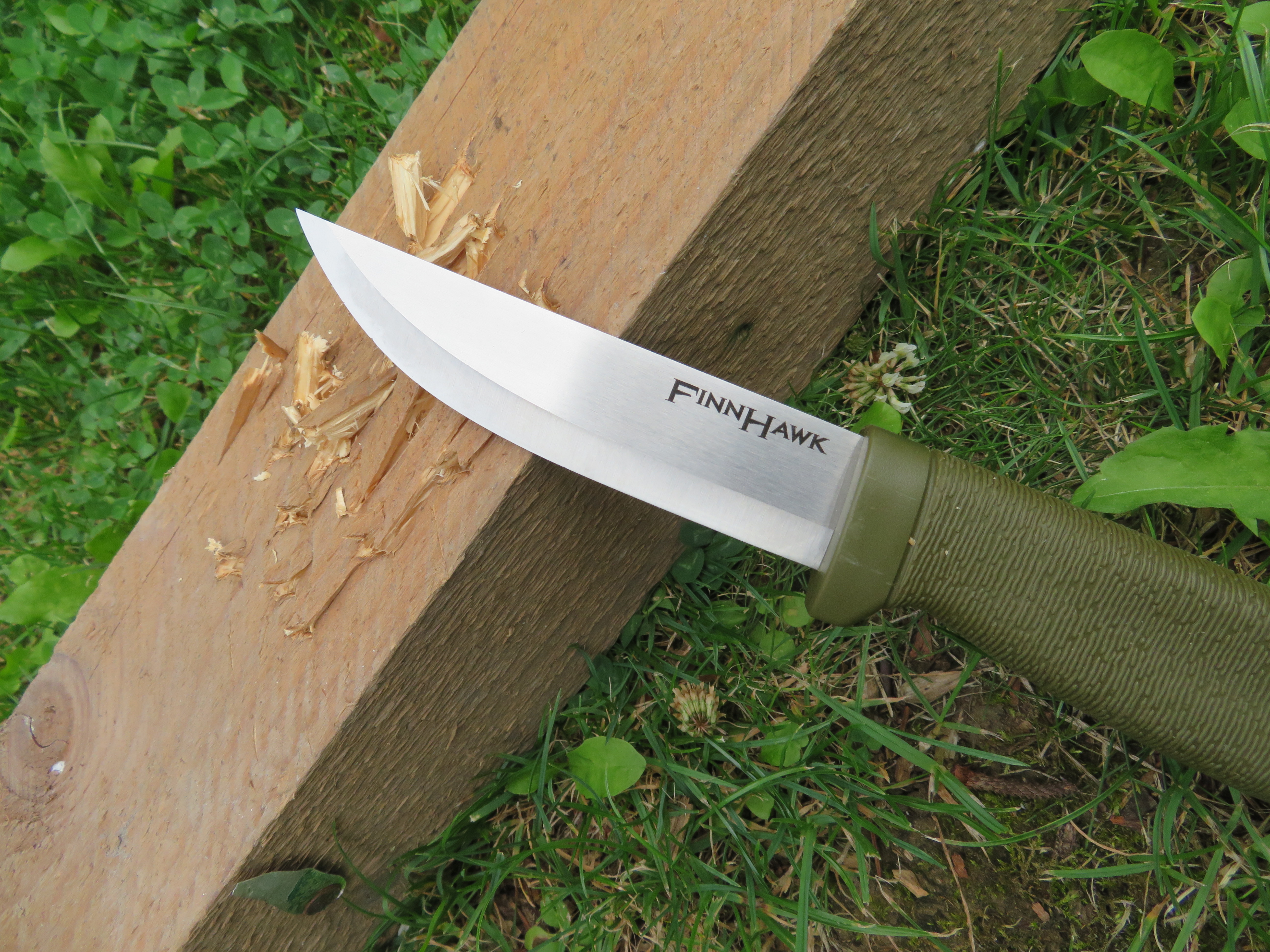 Test hrotu nože Finn Hawk do dřevěného trámku.