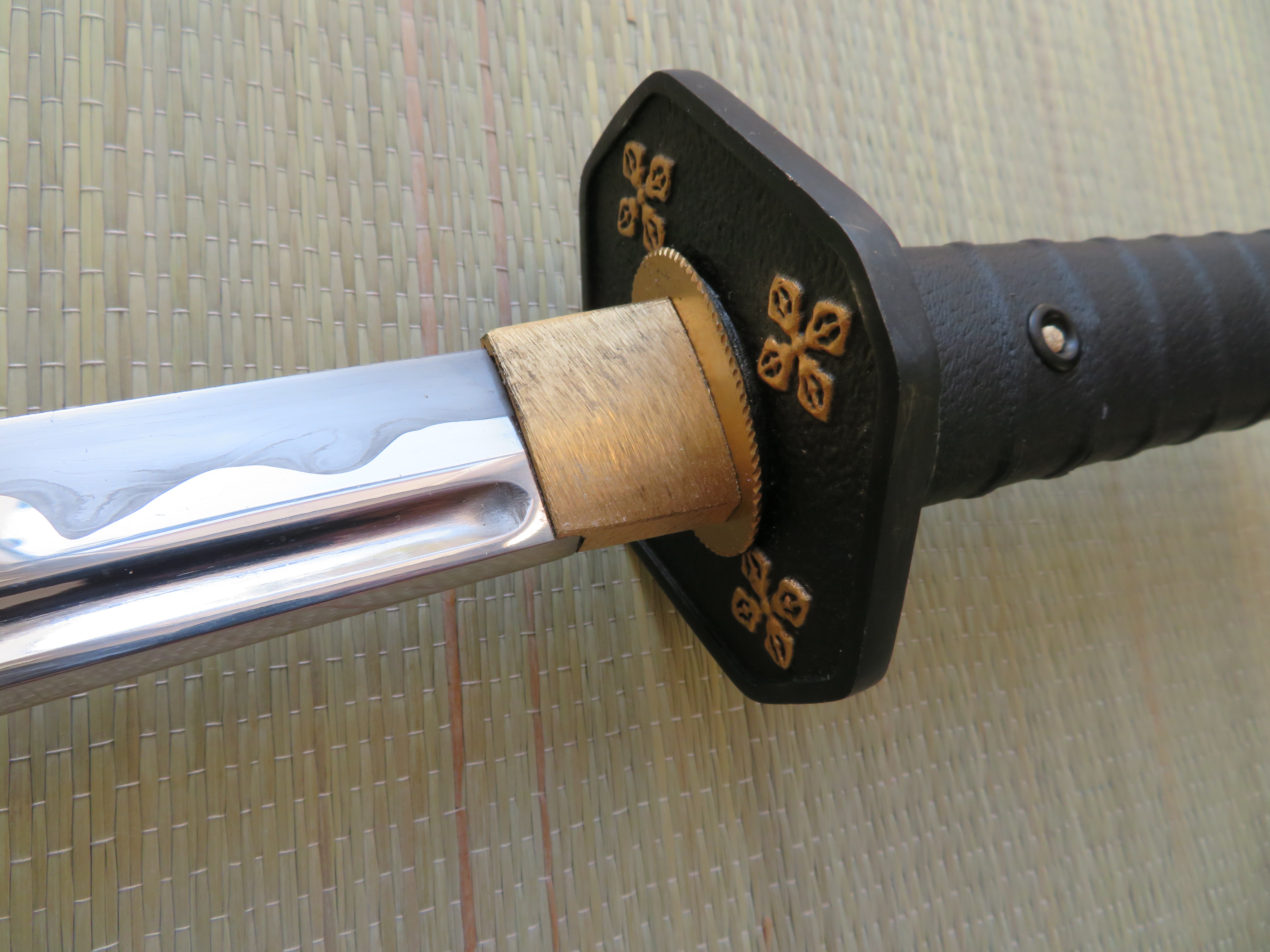 Detail záštity(nazývané cuba)  výrobku Cold Steel Seagal Signature Wakizaši.
