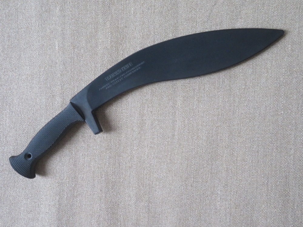 Cold Steel vyrábí i tréninkovou variantu mačety, Kukri Trainer, která je vyrobena ze speciálního materiálu santoprene.