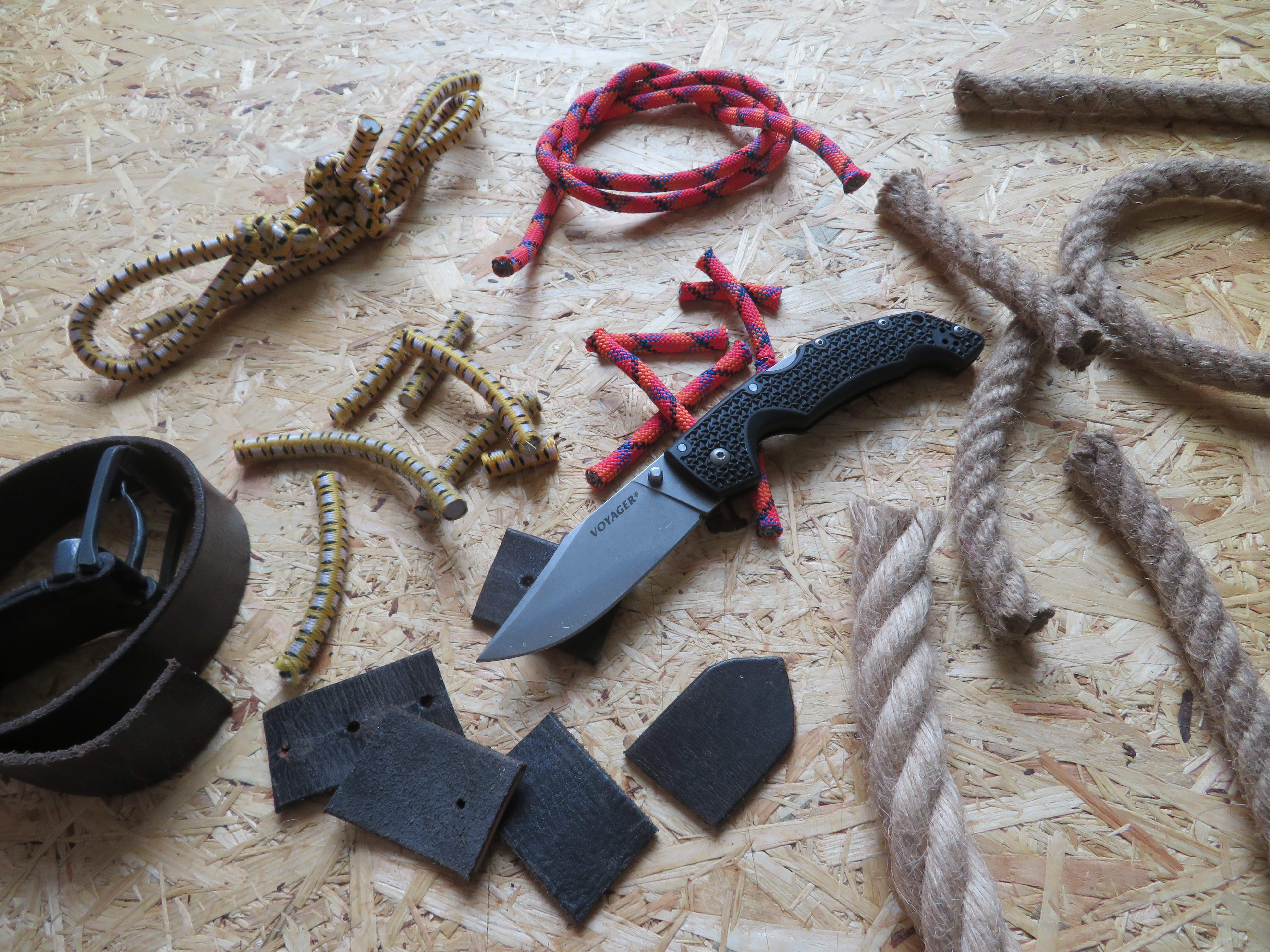 Nože Voyager jsem řezal také lana z přírodních i umělých materiálů a kožený opasek.