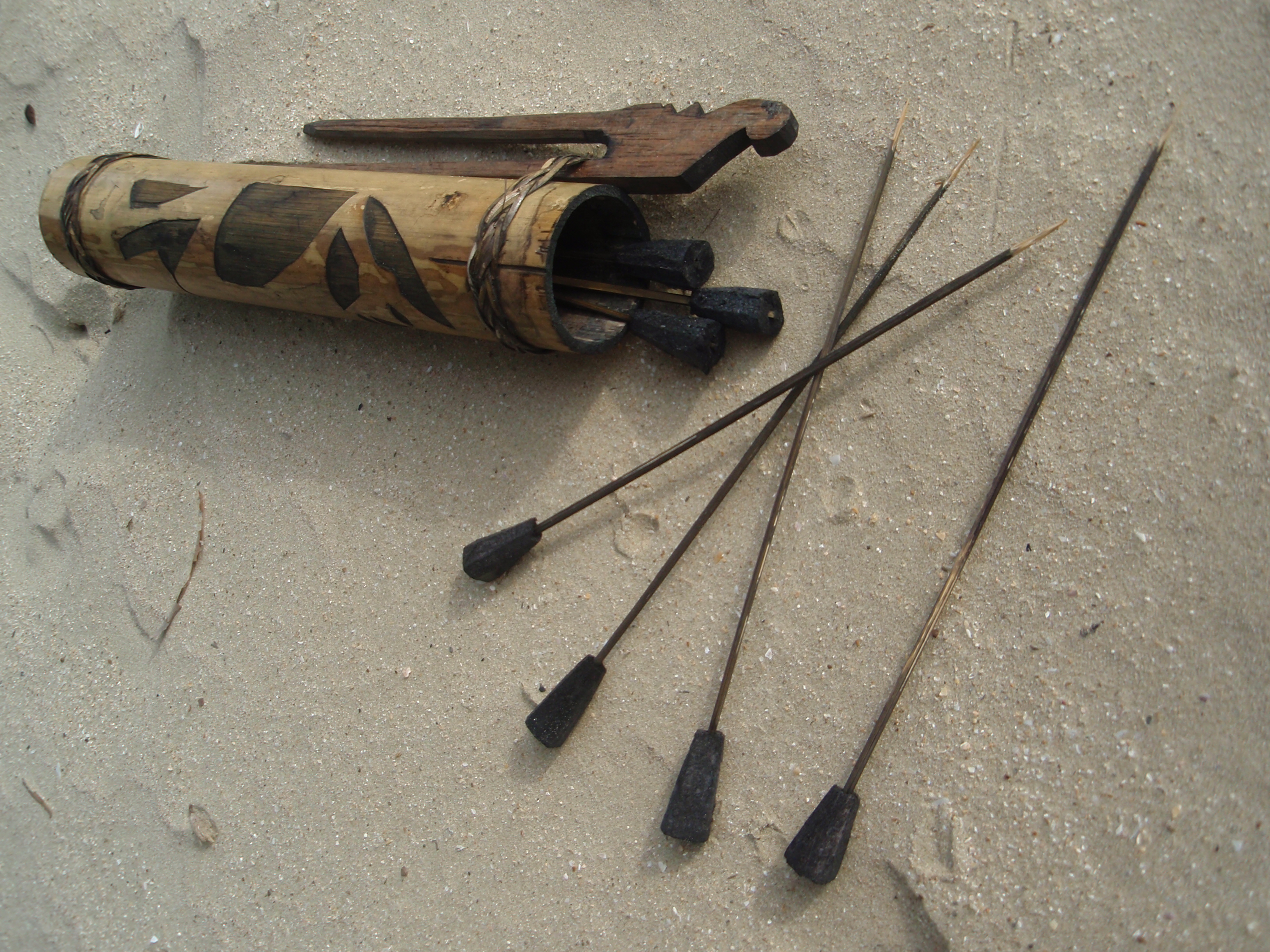 Tradiční šipky i s toulcem používaným s foukačkou Sumpitanem - Borneo.