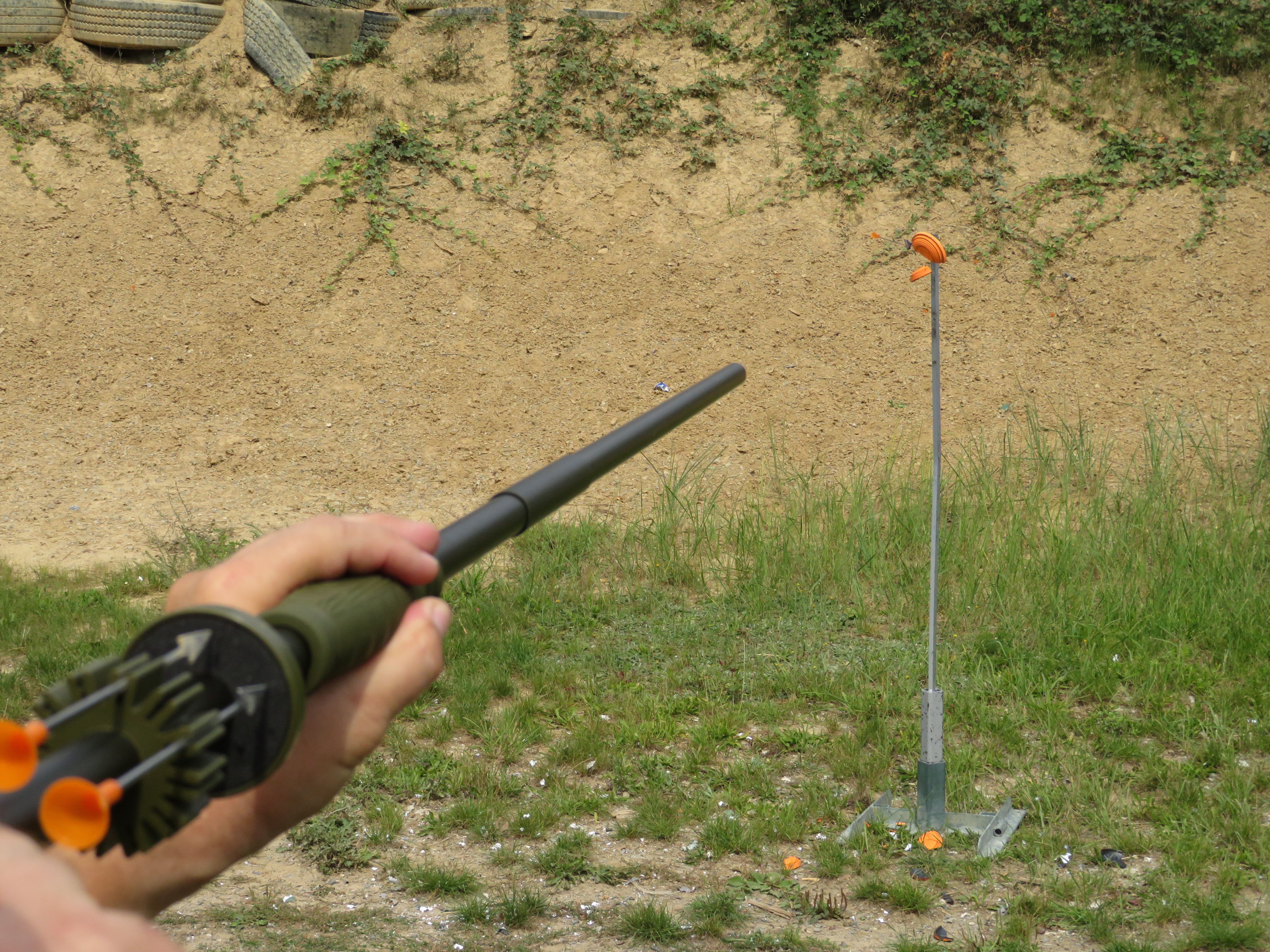 Rozstřelený asfaltový holub foukačkou Cold Steel používaný při sportovní brokové střelbě na vzdálenost 7 metrů.