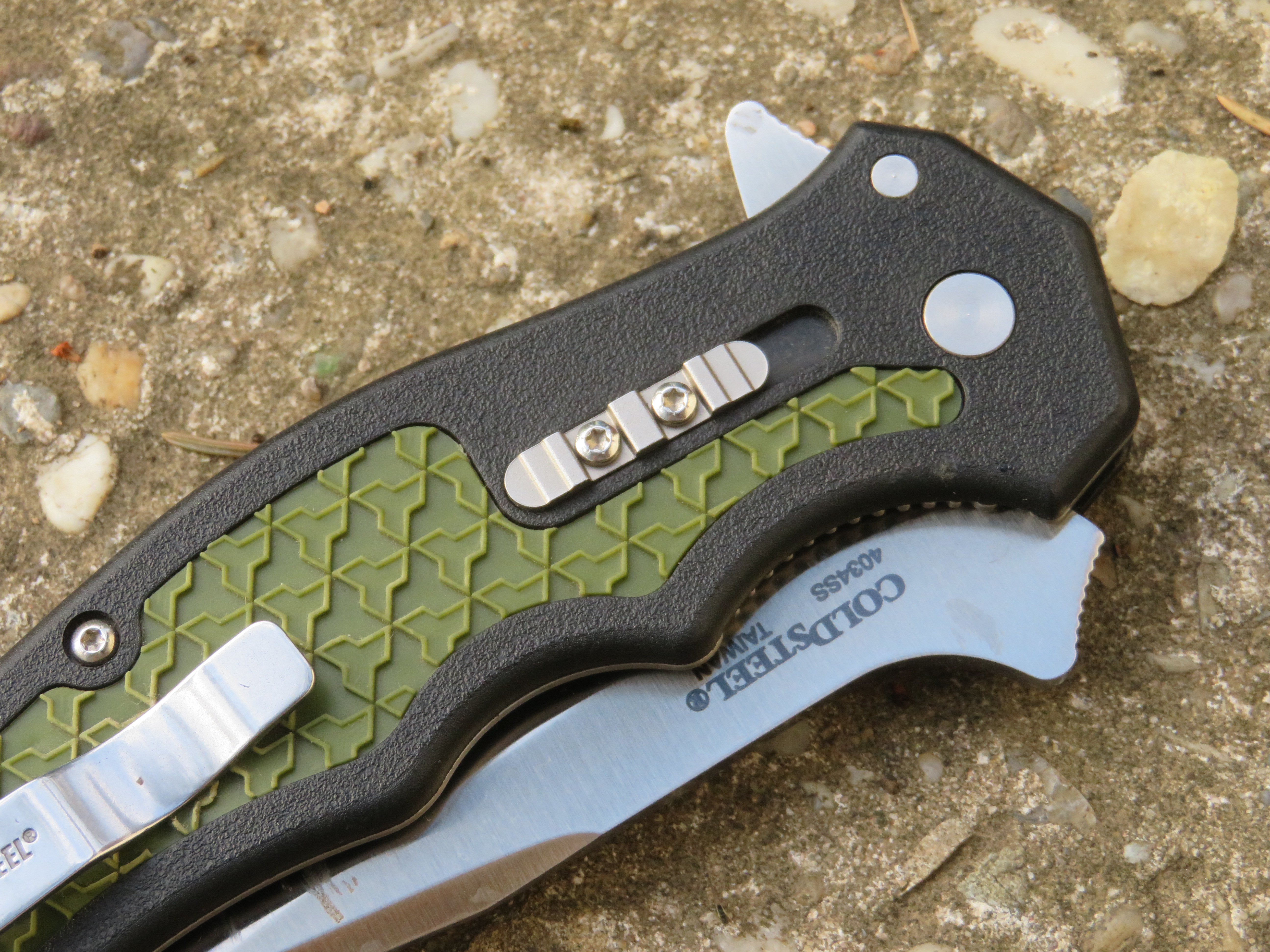 Nůž Crawford 1 je vybaven sekundární posuvnou pojistkou, která ještě více jistí nůž v otevřeném stavu.