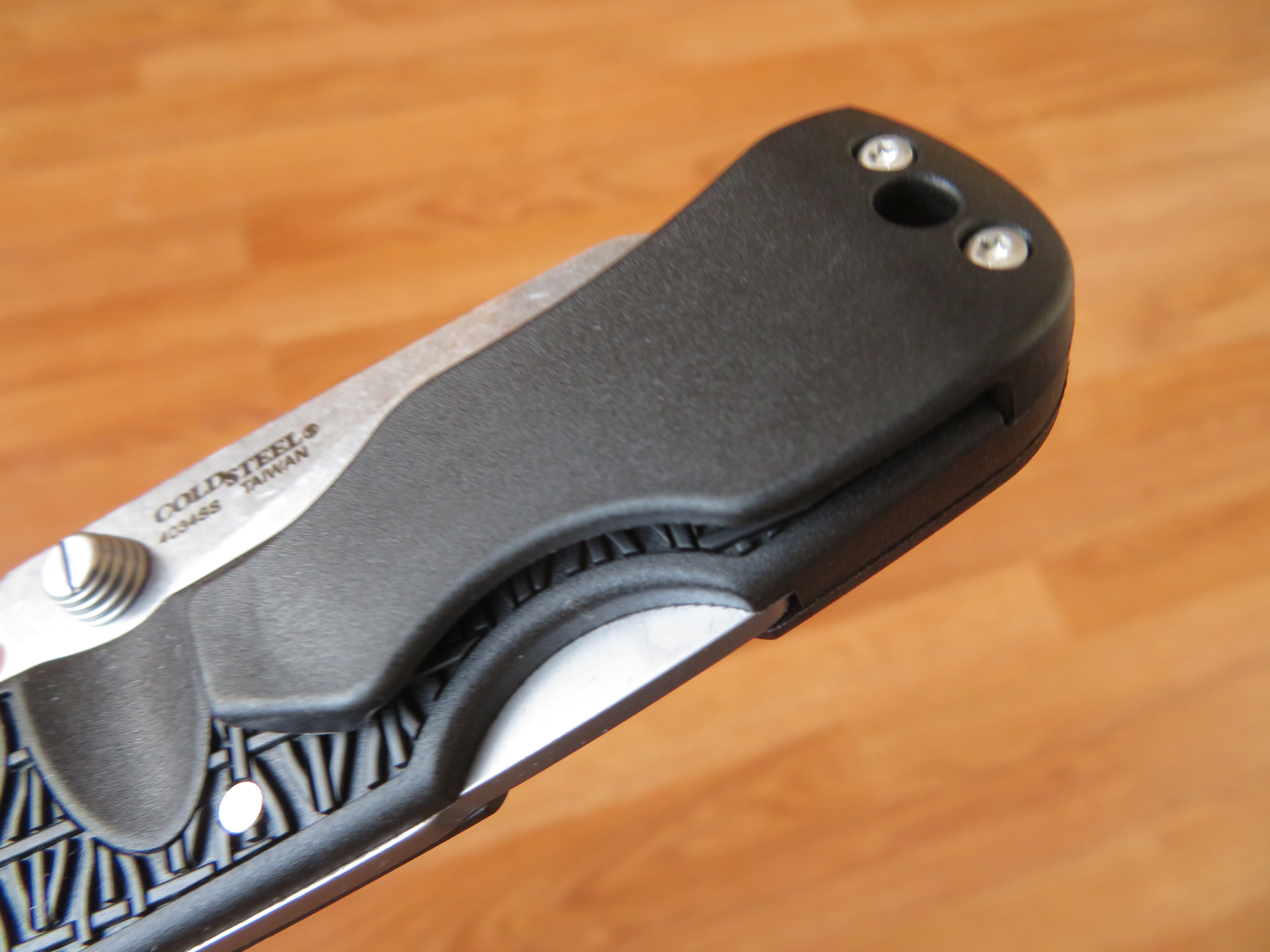 Detail pojistky Triad-lock a plastového klipsu u zavíracího nože Kiridashi.