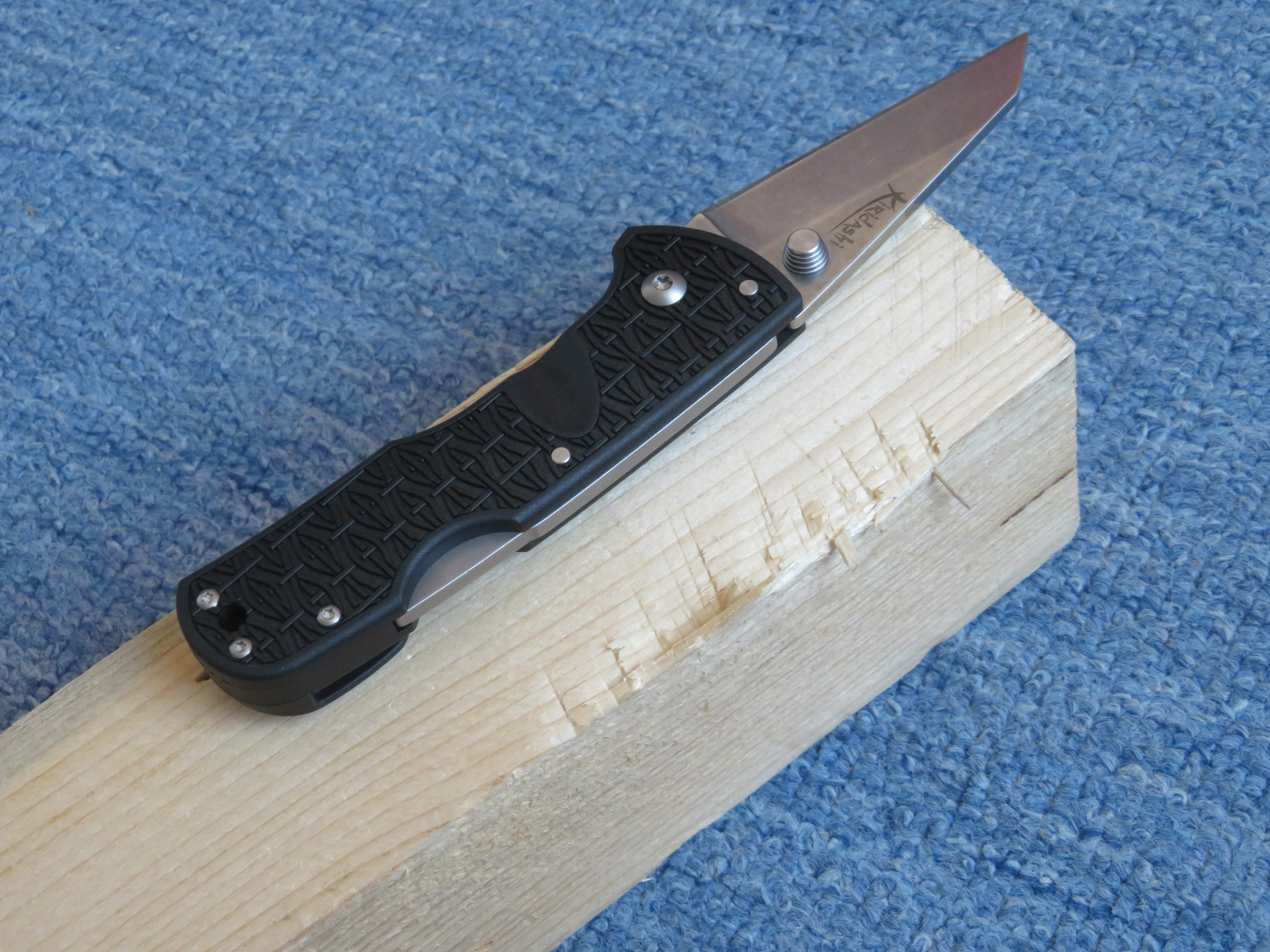 Test pojistky u zavíracího modelu Kiridashi dopadl výborně. Nůž nebyl ani po dvaceti silných úderech rubovou stranou čepele do dřevěného trámku nijak poškozen či dokonce zavřen.