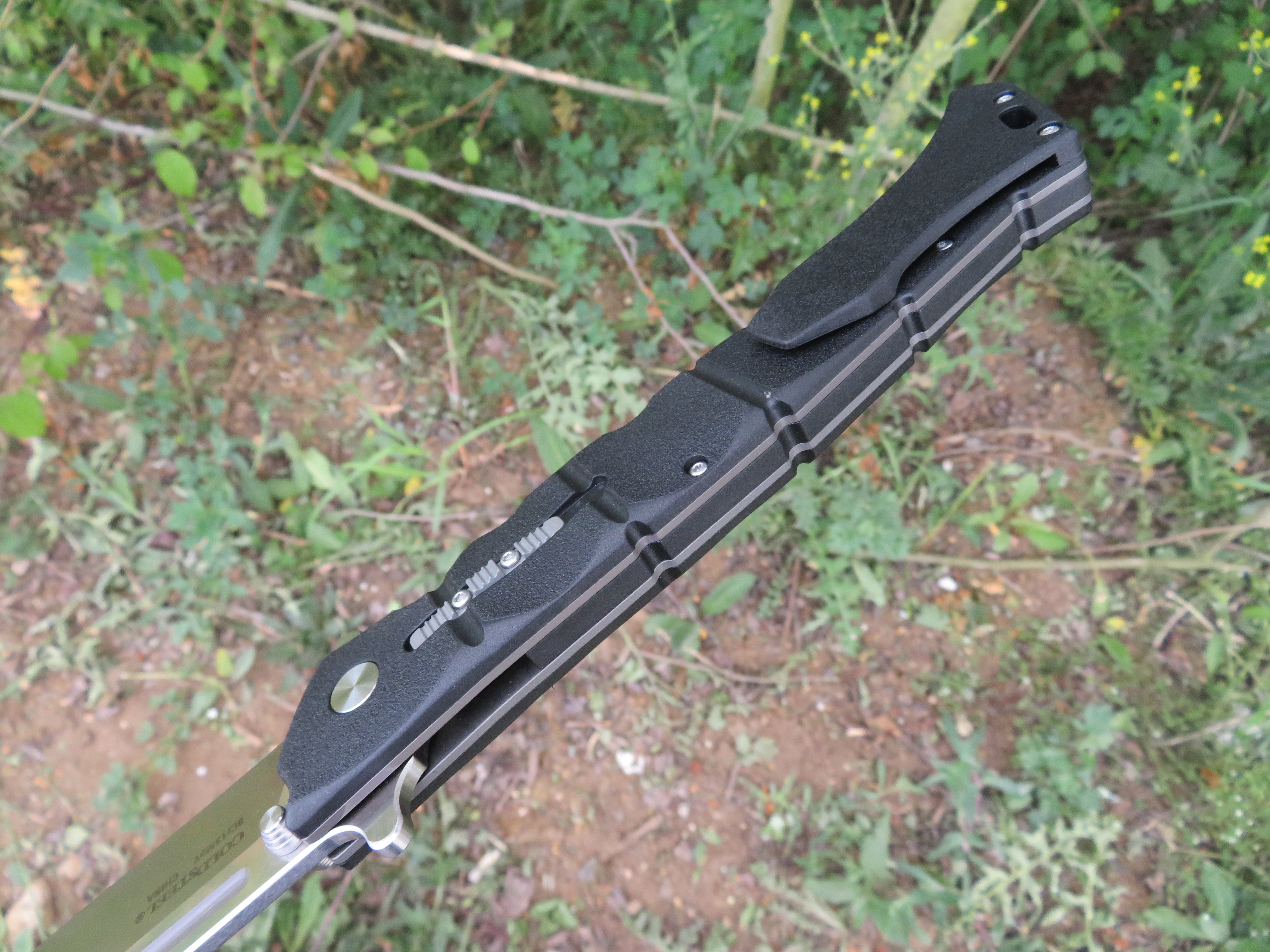 Rukojeť nože Luzon je vyrobena z nylonu se skelným vláknem s označením GFN.