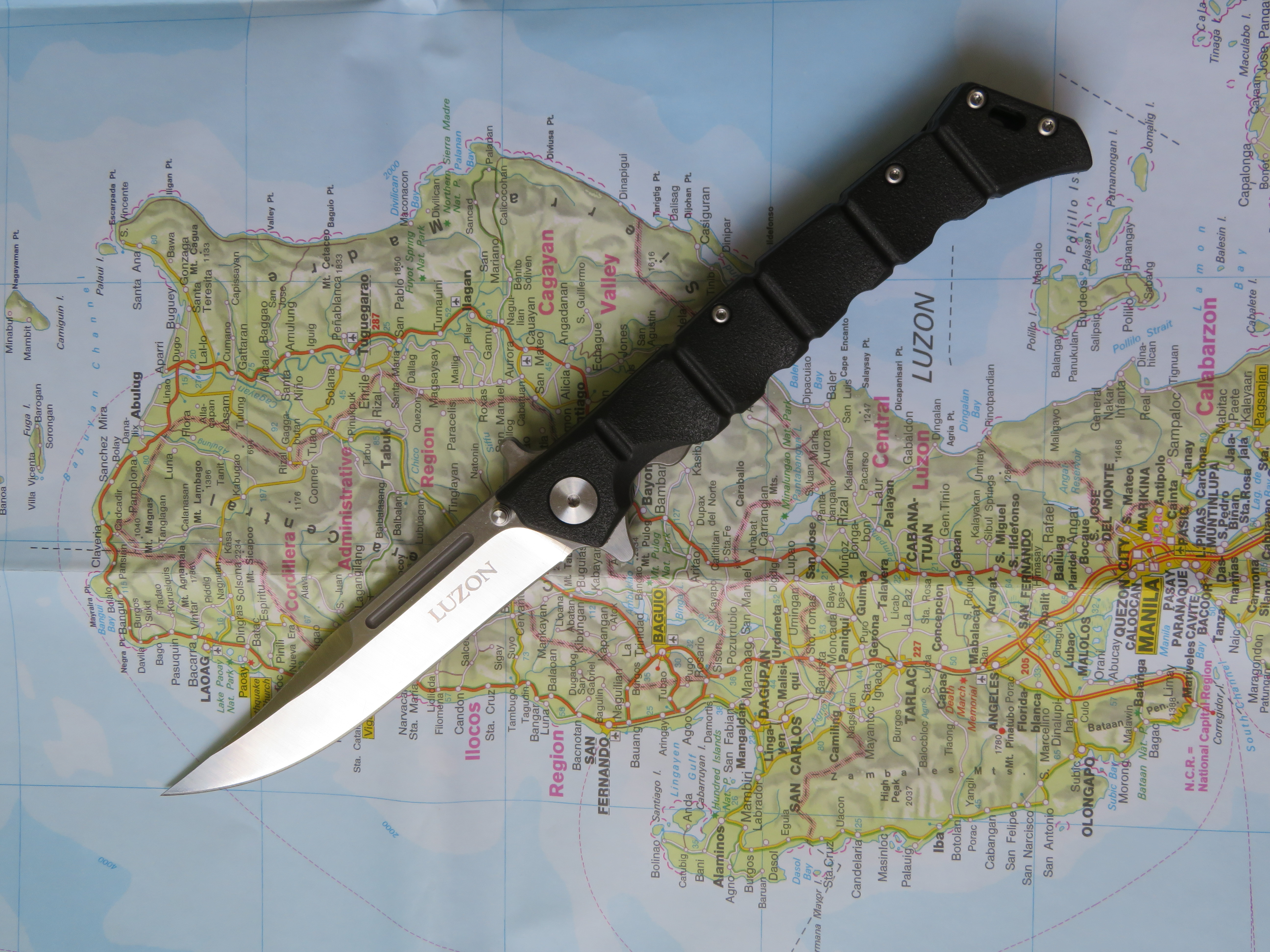 Mapa filipínského ostrova Luzon a model zavíracího nože Luzon od firmy Cold Steel.