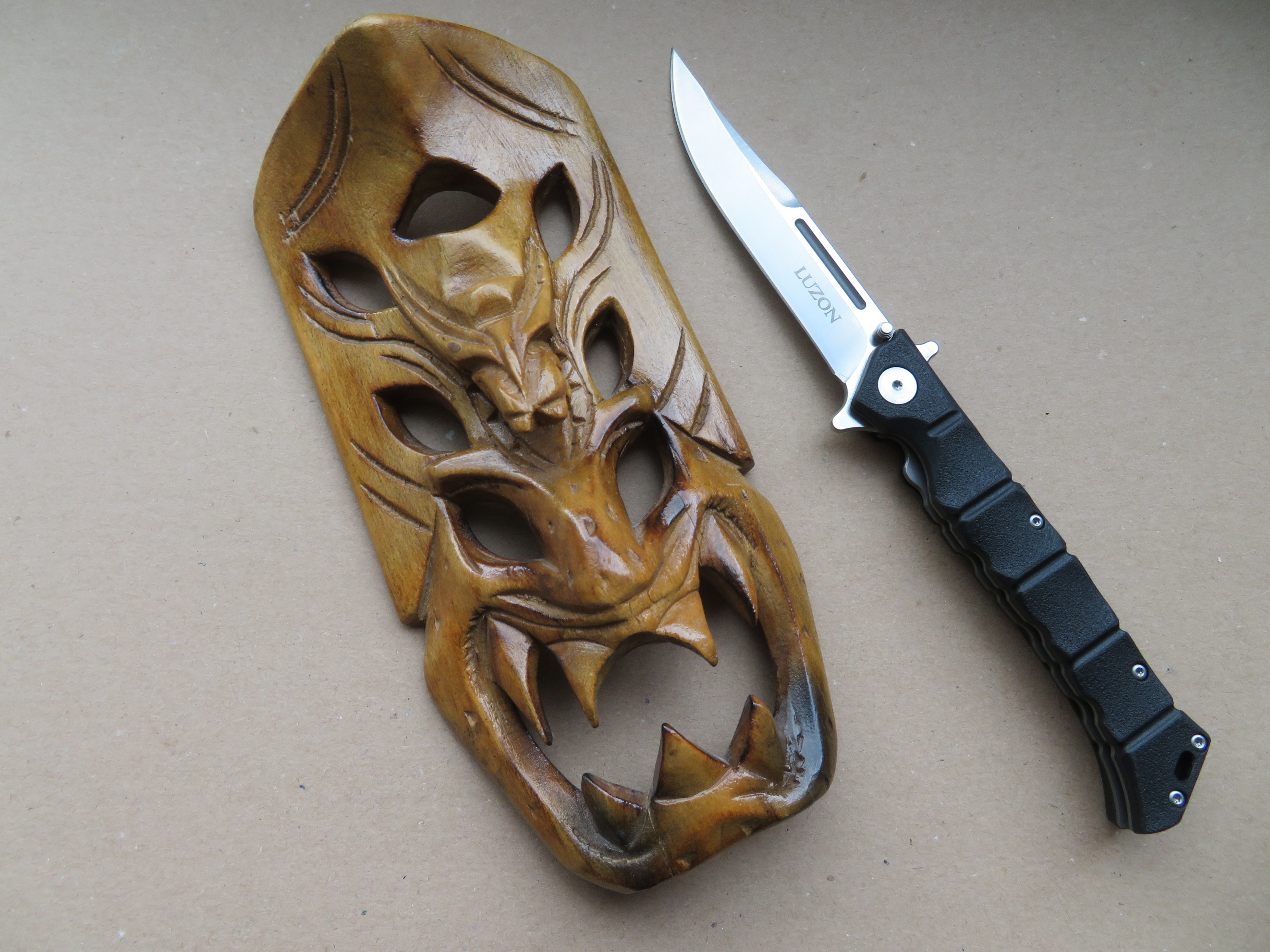 Tradiční filipínská dřevěná maska Ifugavů z ostrova Luzon a zavírací nůž Luzon.