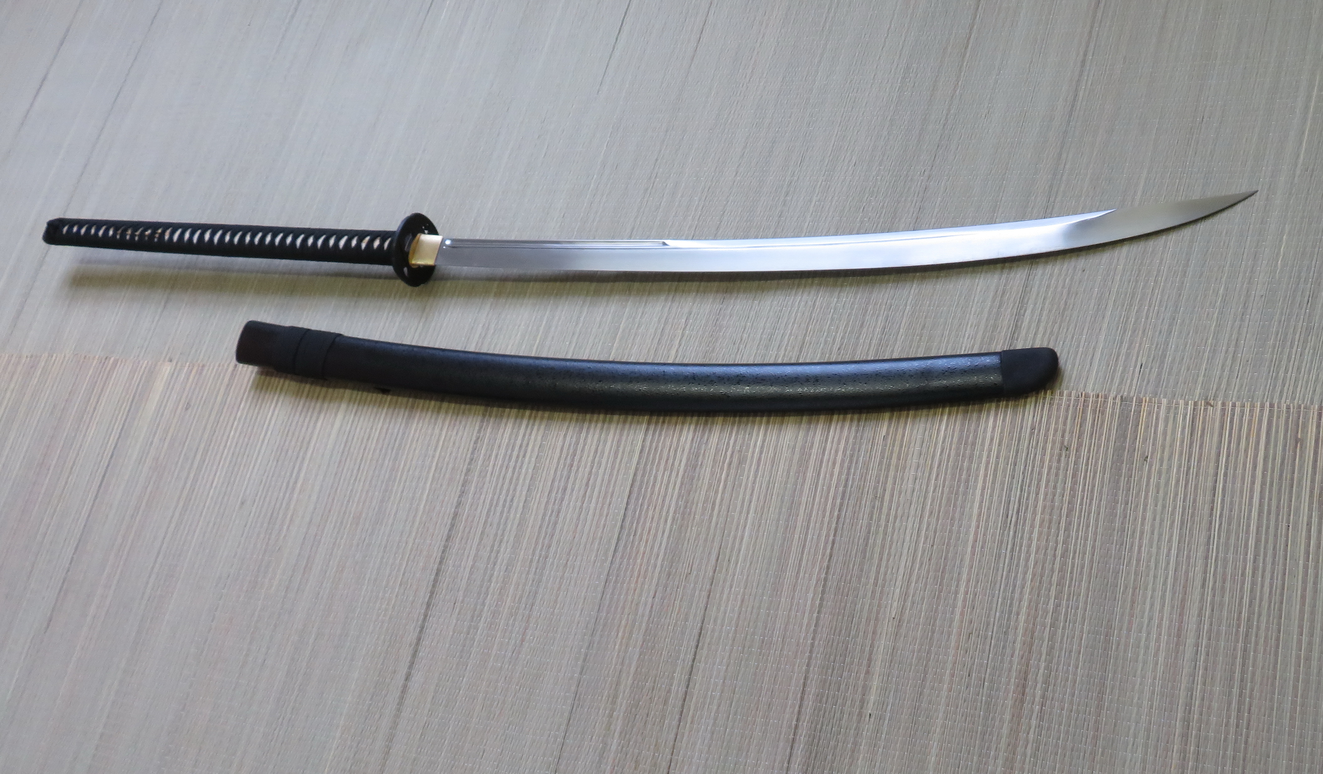 Celková délka meče Nodachi je úctyhodných 1448 mm a jeho hmotnost je 1973 g.