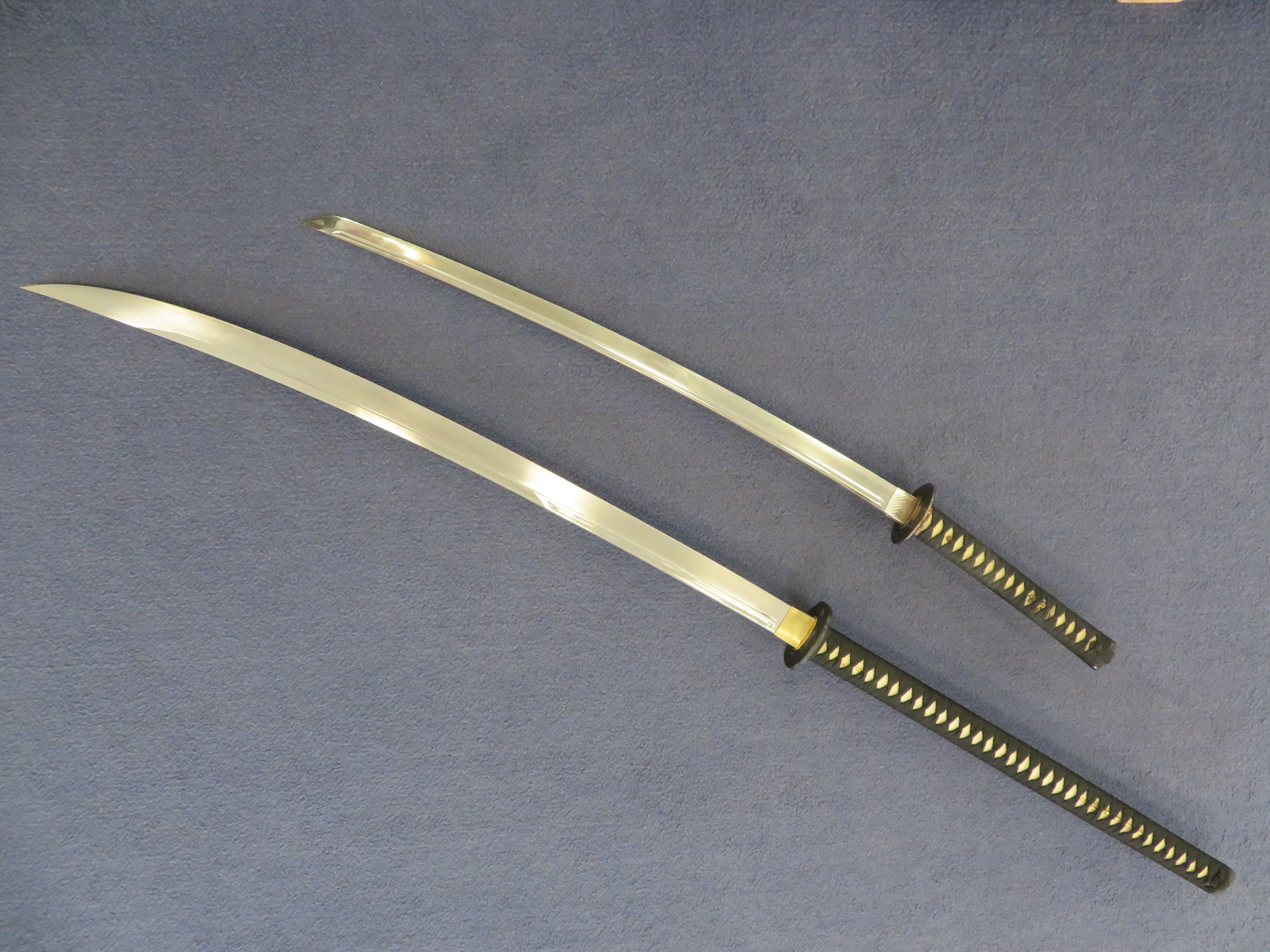 Na snímku je pro porovnání standardní japonská katana a replika bitevního meče nodachi od Cold Steel.
