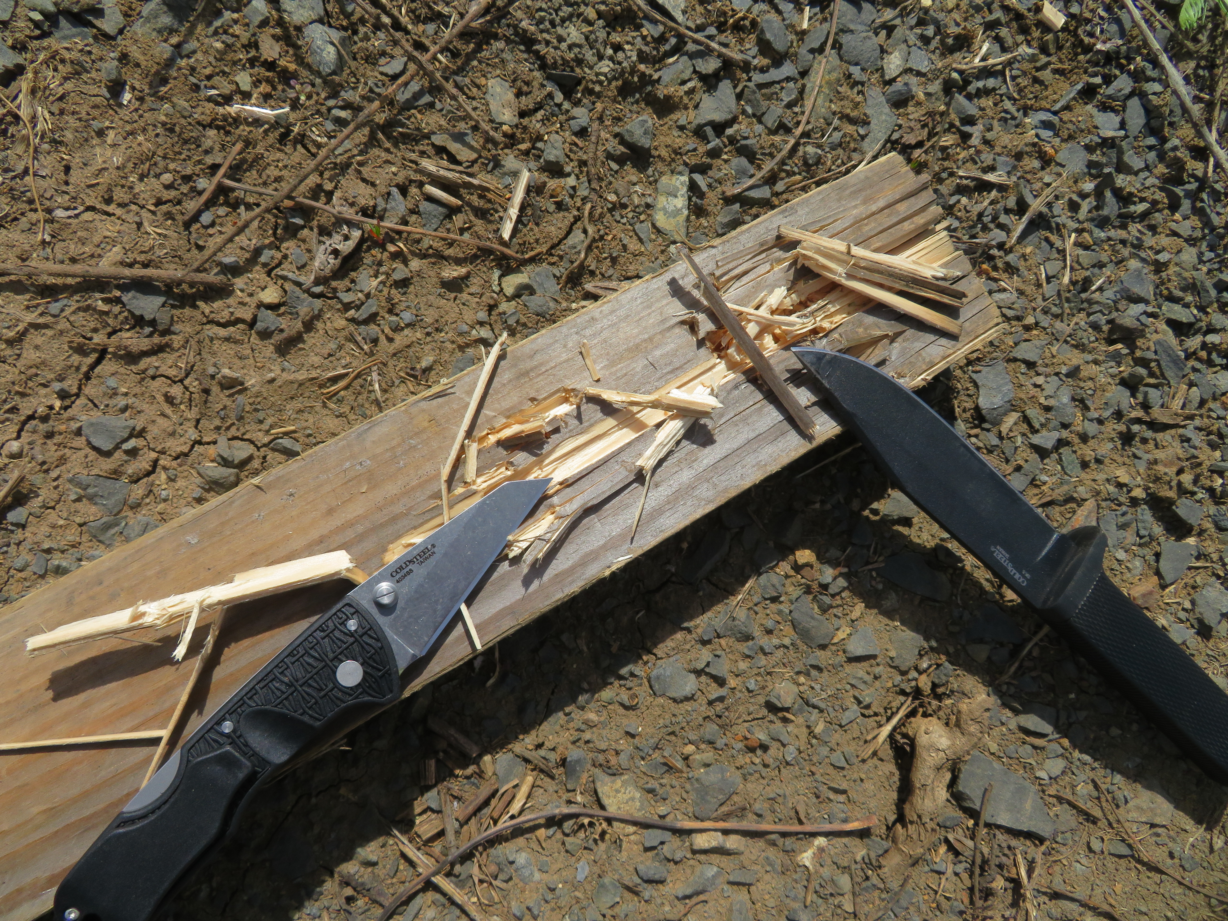 Test hrotu dopadl u obou testovaných modelů od společnosti Cold Steel dobře – ani u jednoho z nožů nedošlo ke zlomení ani ohnutí hrotu.