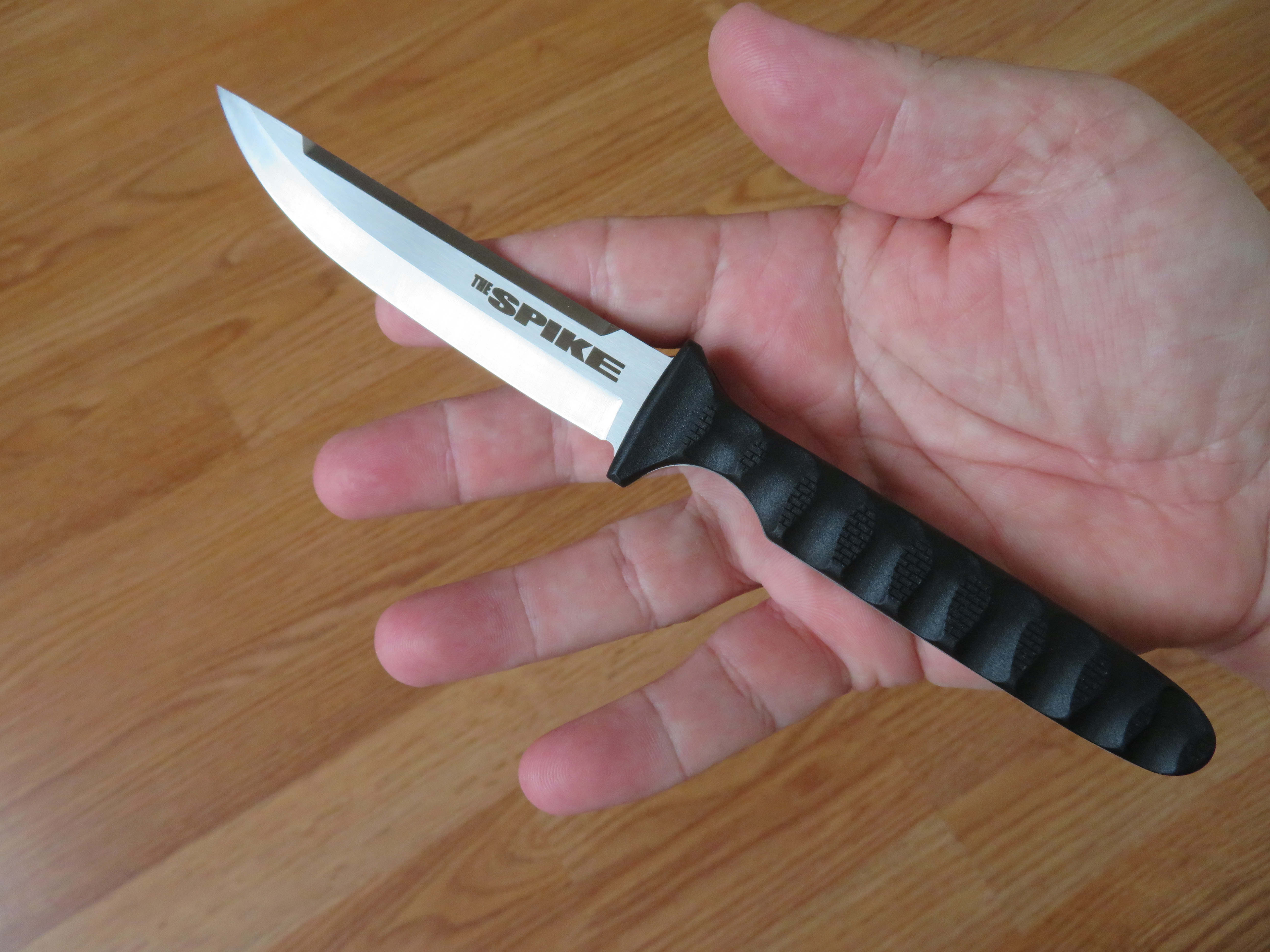 Celková délka nože Spike Tokyo je 205 mm.