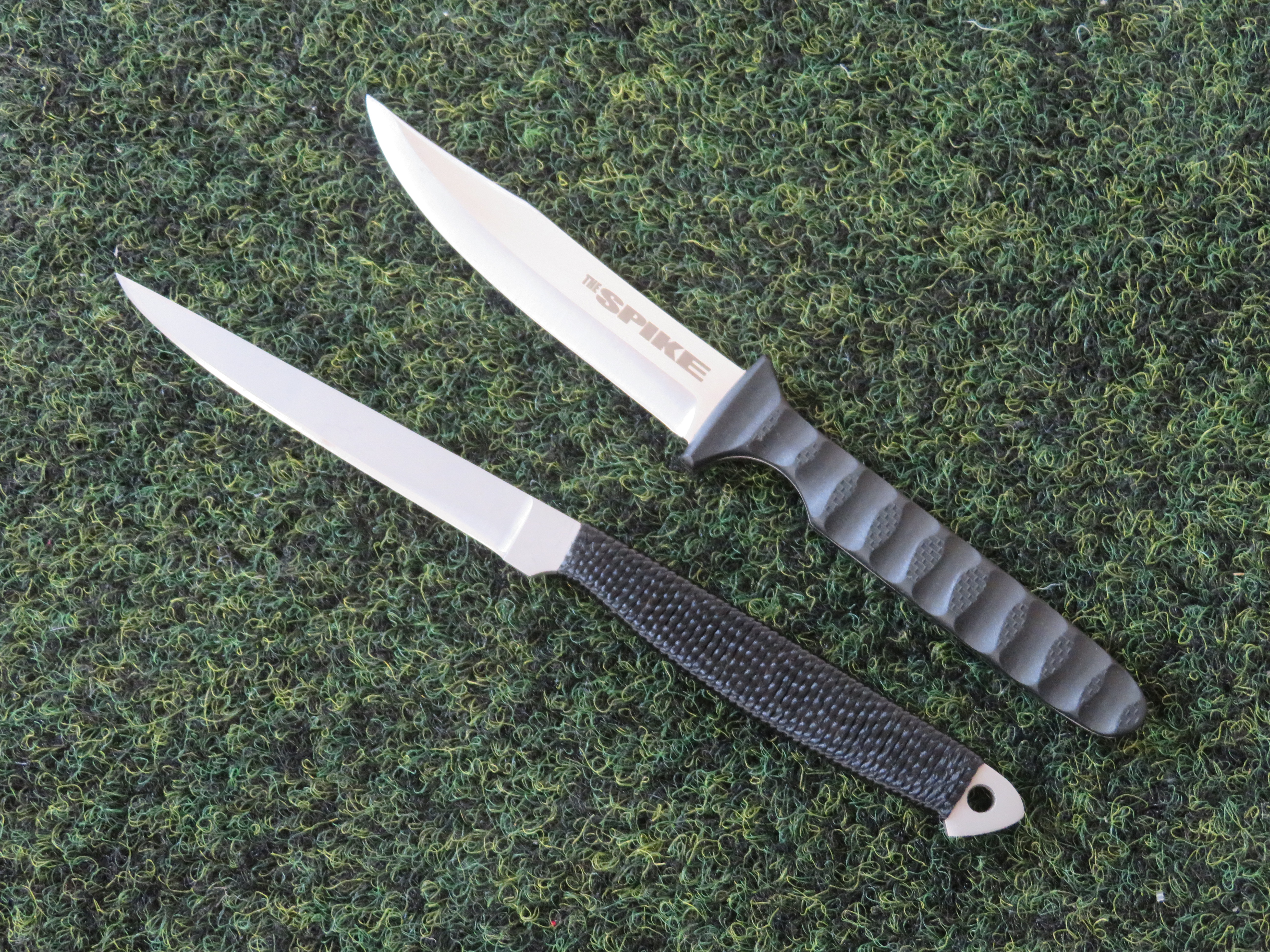 Vlevo první generace nože Spike, vpravo aktuální model nože Spike od společnosti Cold Steel.