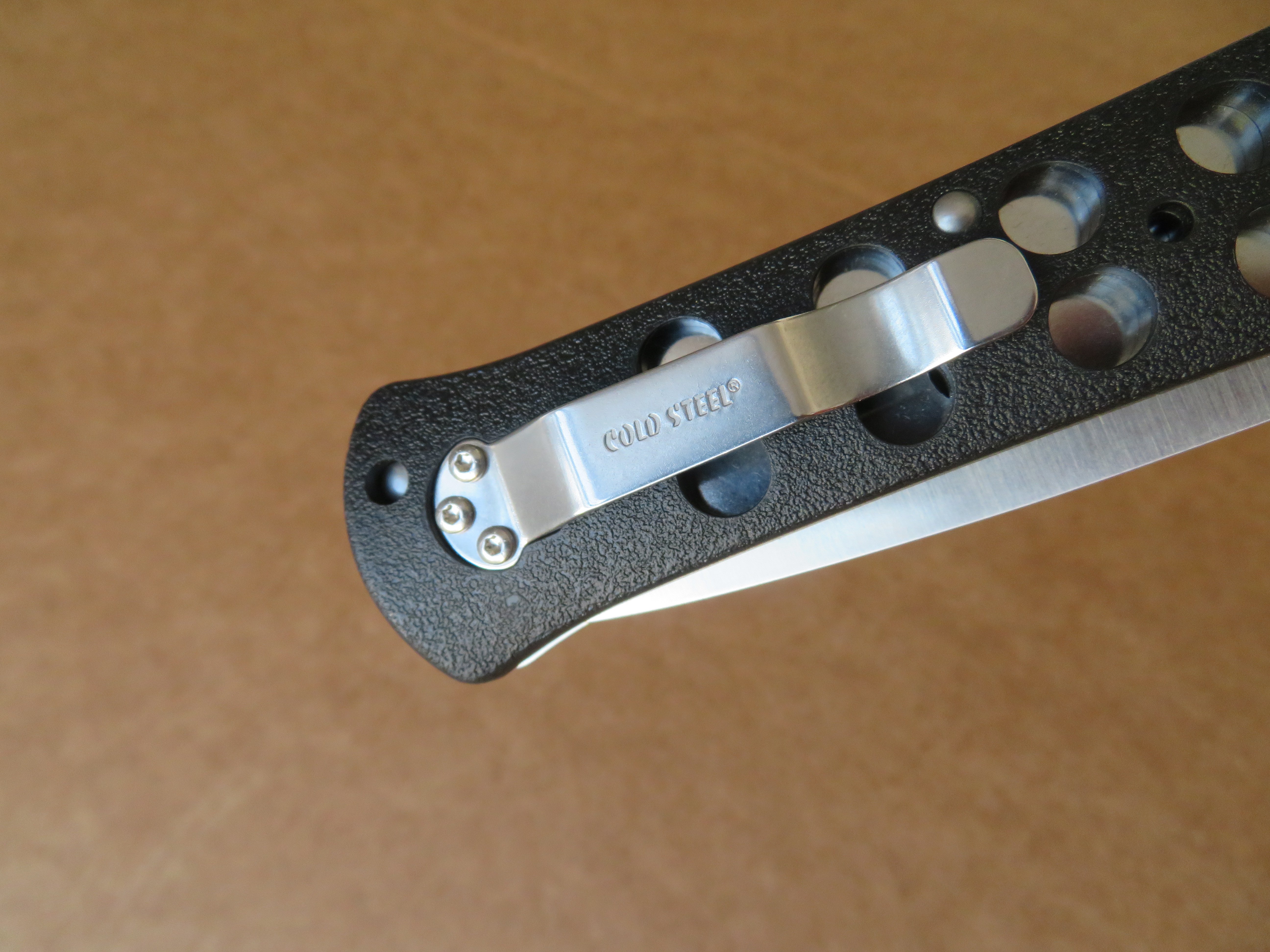 Rukojeť a detail kovového klipsu nože Ti-Lite od Cold Steel.