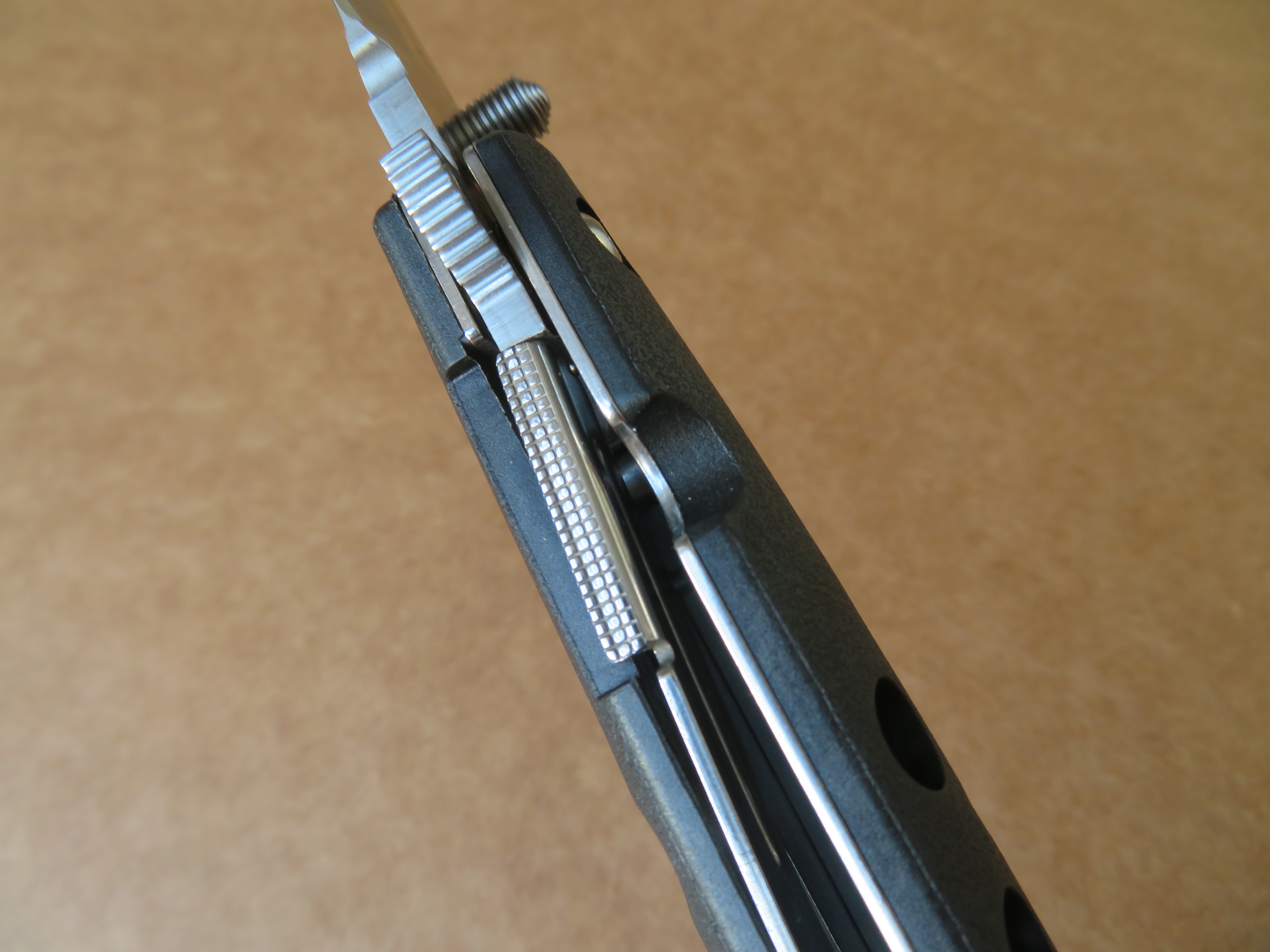 Jako pojistný systém u nože Ti-Lite je použit linerlock.