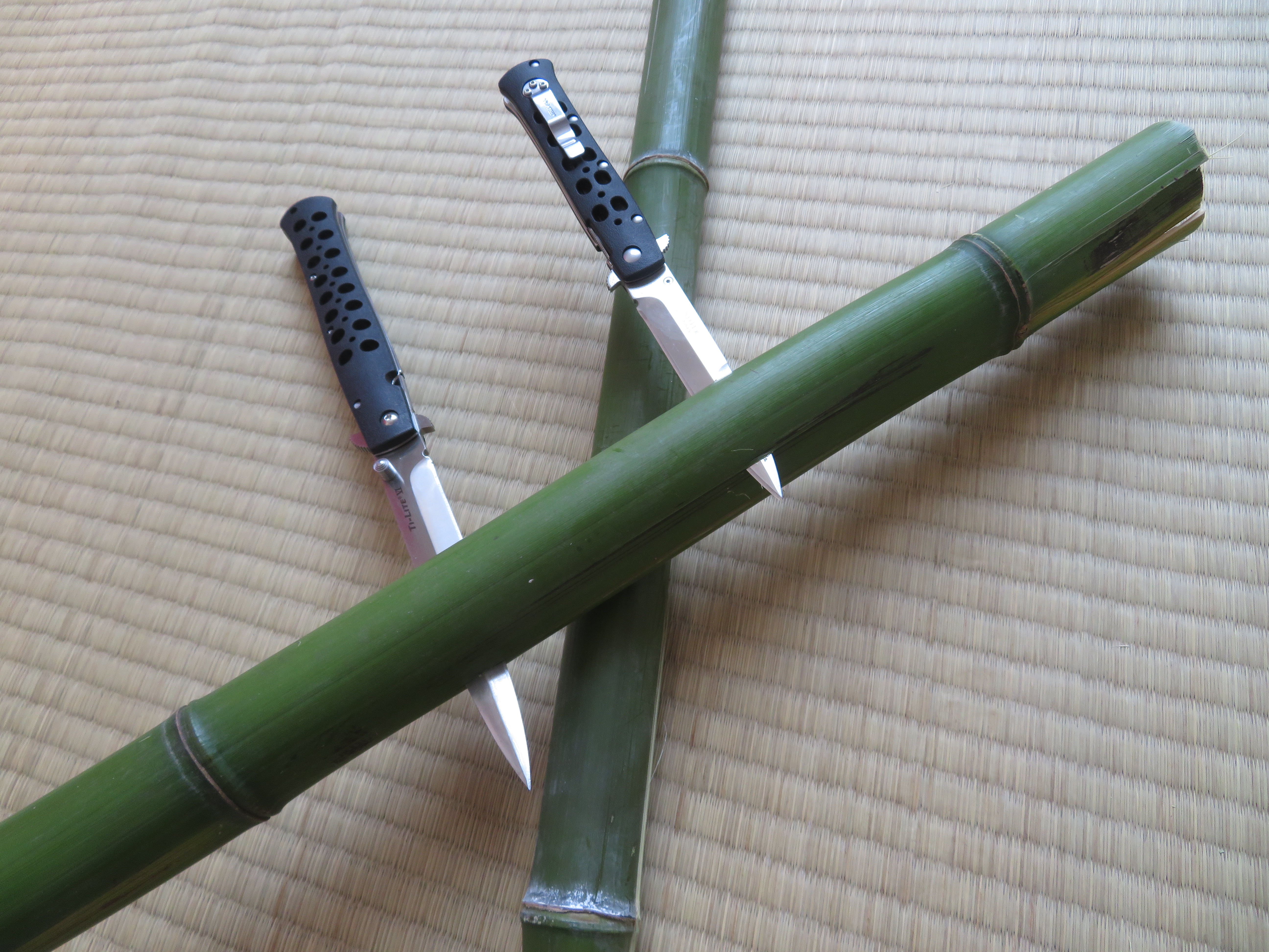 Nožem Ti-Lite jsem prorazil/probodnul také opakovaně čerstvý zelený bambus madake.
