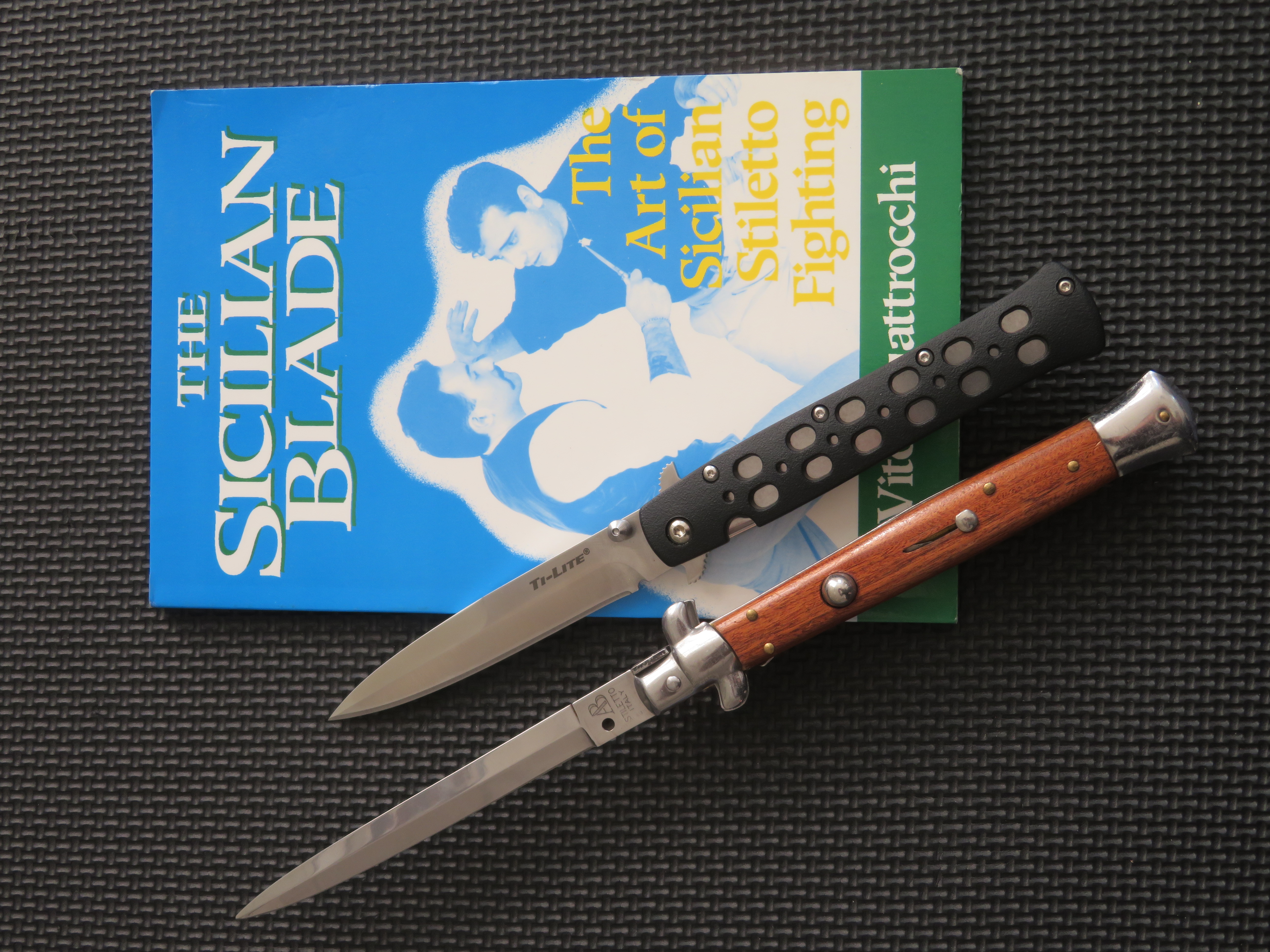 Kniha The Sicilian Blade, autentická verze italského vyskakovacího nože a model Ti-Lite vyroben firmou Cold Steel.