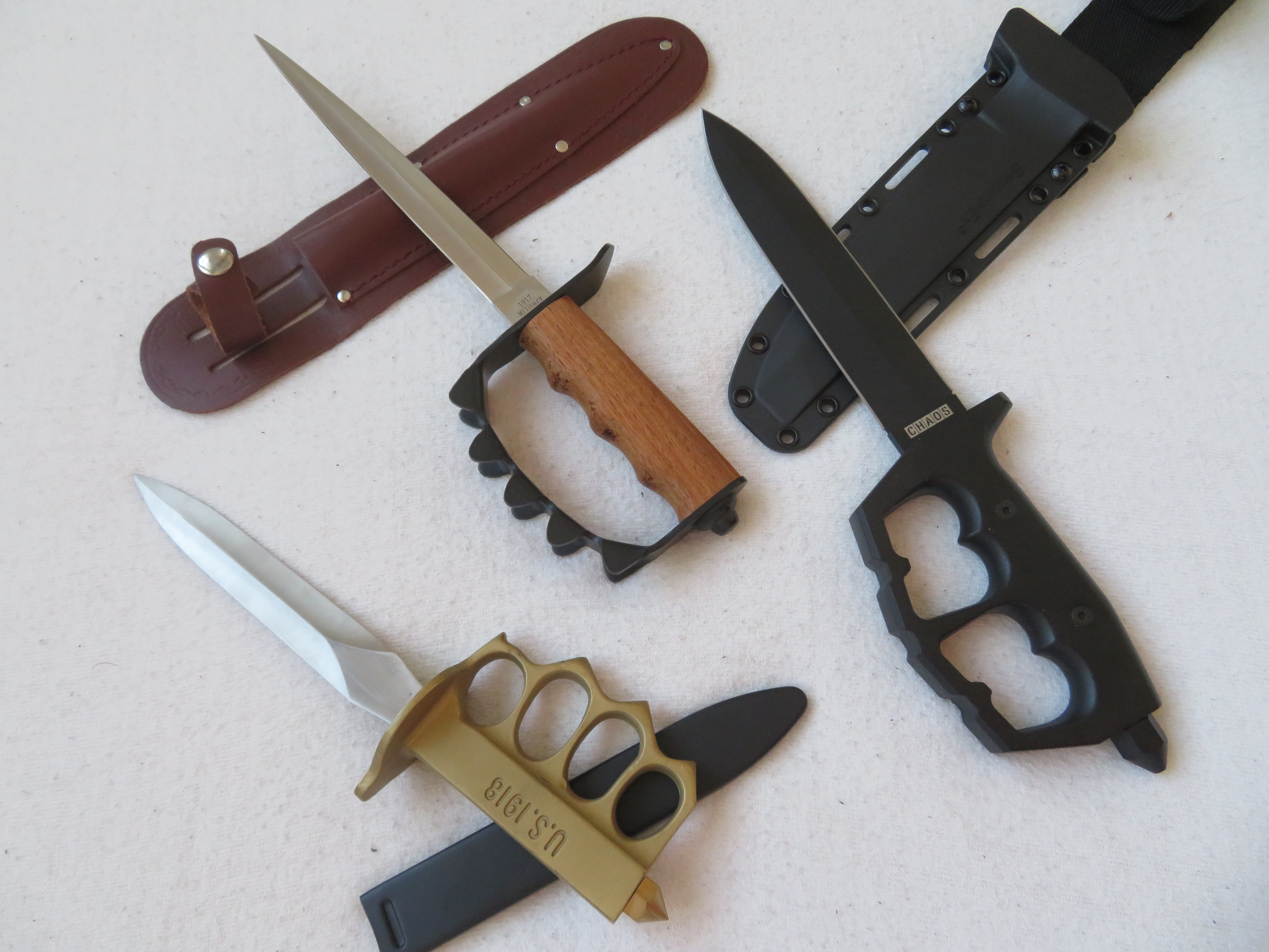 Model CHAOS od společnosti Cold Steel spolu s replikami zákopových nožů z I. světové války.