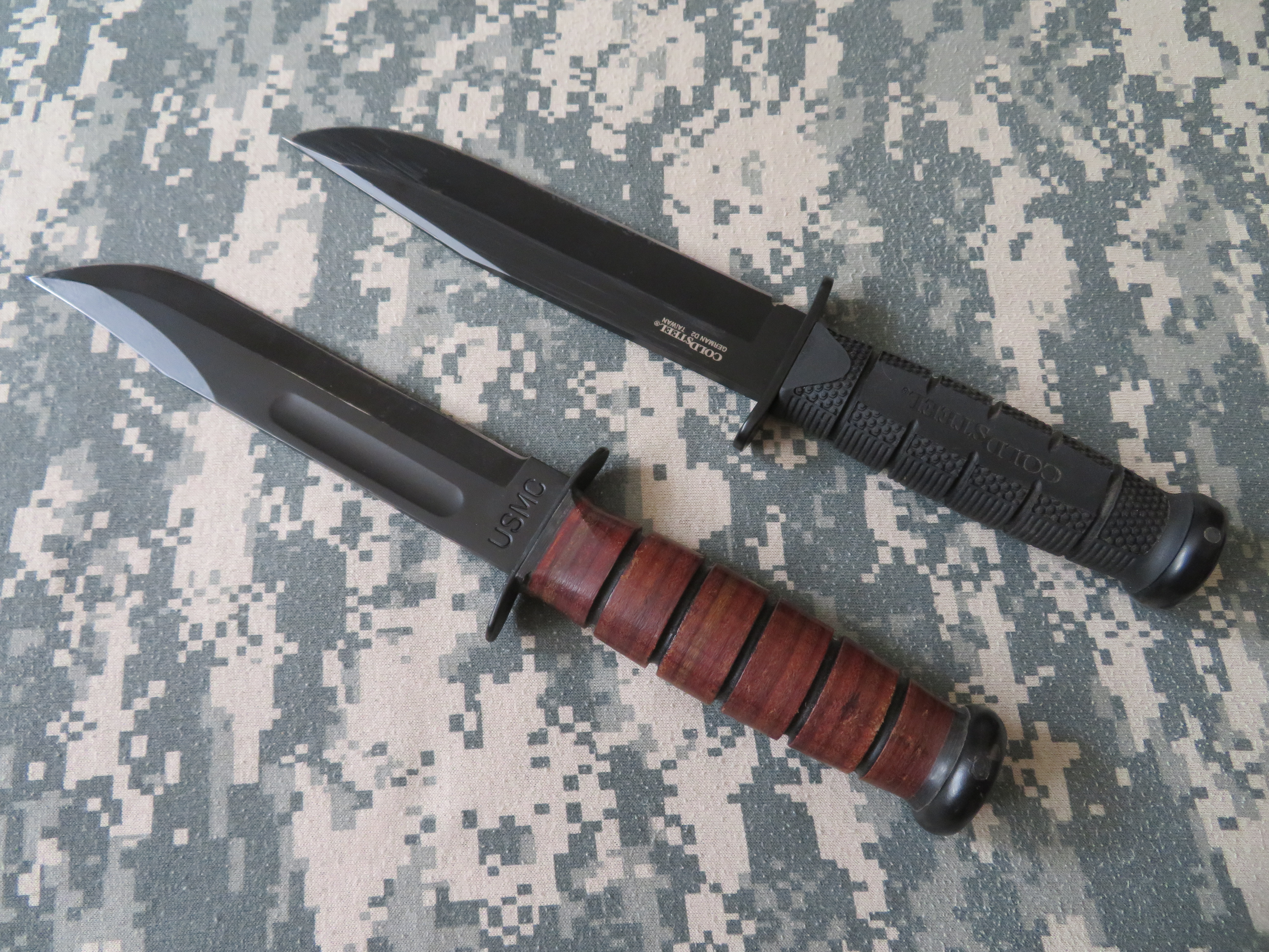 www.cold-steel.cz_Je zřejmé, že se nechala firma Cold Steel při návrhu inspirovat modelem Ka-Bar U.S.M.C. fighting knife, který je vyráběn již od roku 1942. Na fotografii porovnání obou nožů.